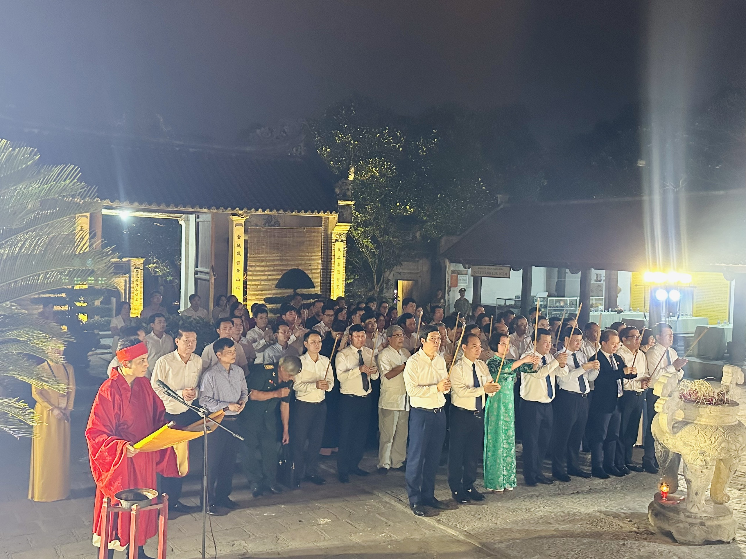 Hoành tráng, thiêng liêng Lễ kỷ niệm 1085 năm đức vua Ngô Quyền xưng Vương, định đô tại Cổ Loa - ảnh 1