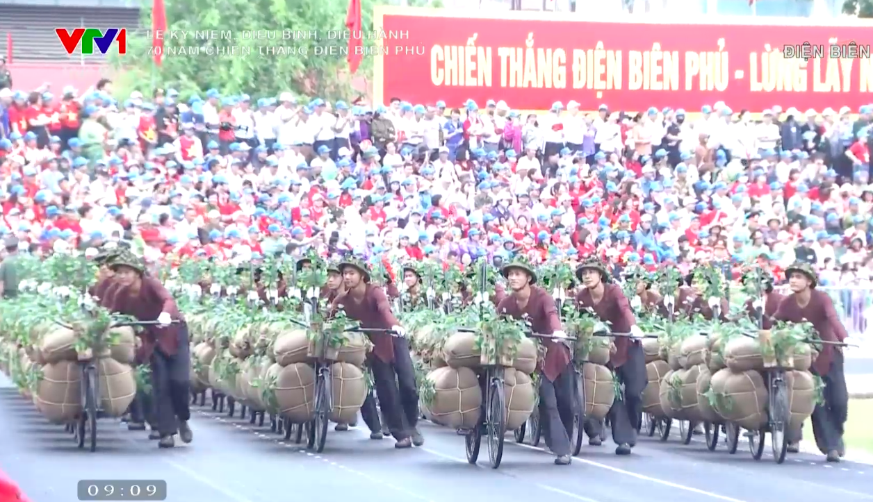 Xúc động với Lễ diễu binh, diễu hành hùng tráng kỷ niệm 70 năm Chiến thắng Điện Biên Phủ - ảnh 4