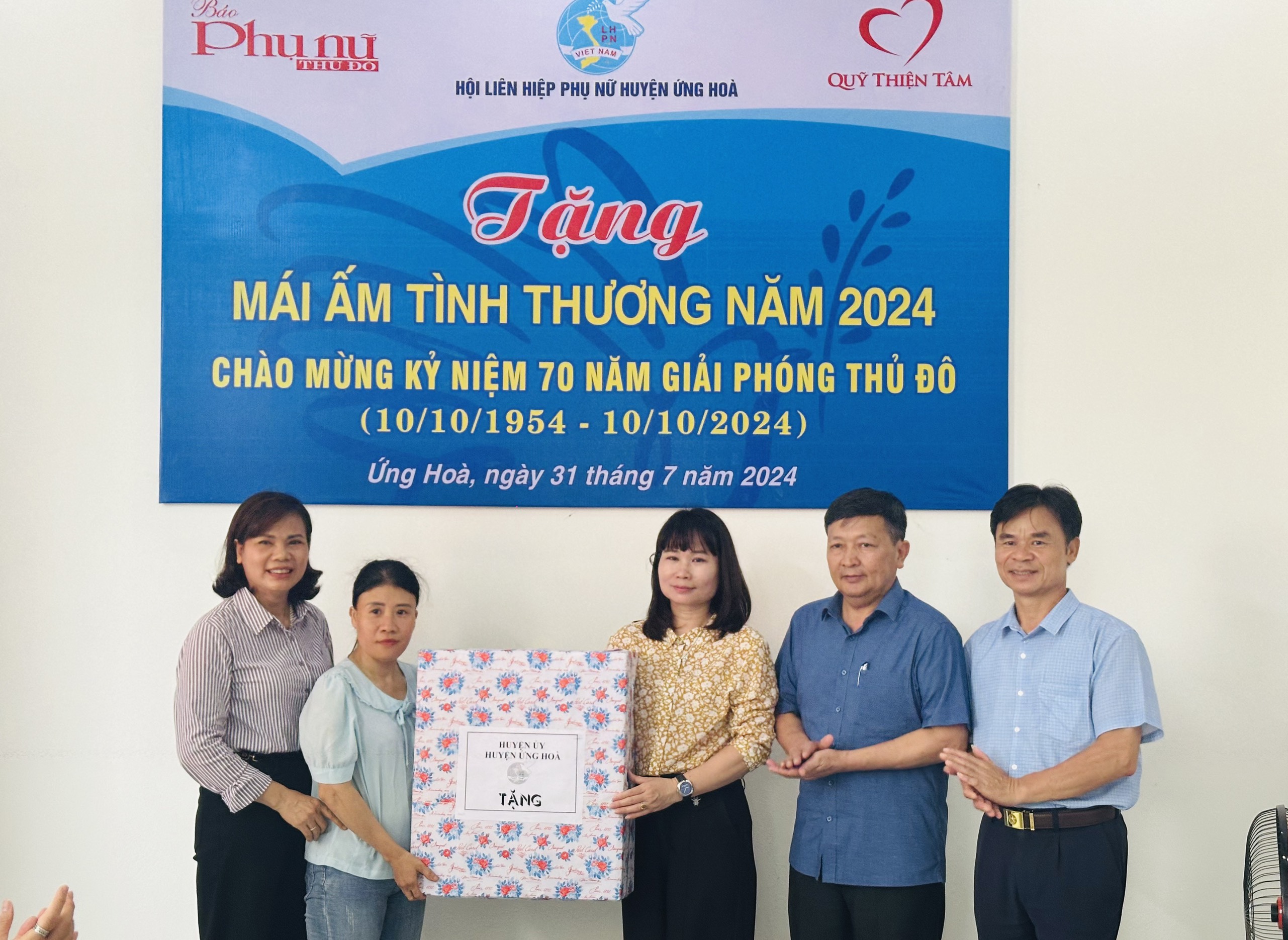 Báo Phụ nữ Thủ đô trao 2 nhà Mái ấm cho gia đình phụ nữ khó khăn huyện Ứng Hòa - ảnh 4