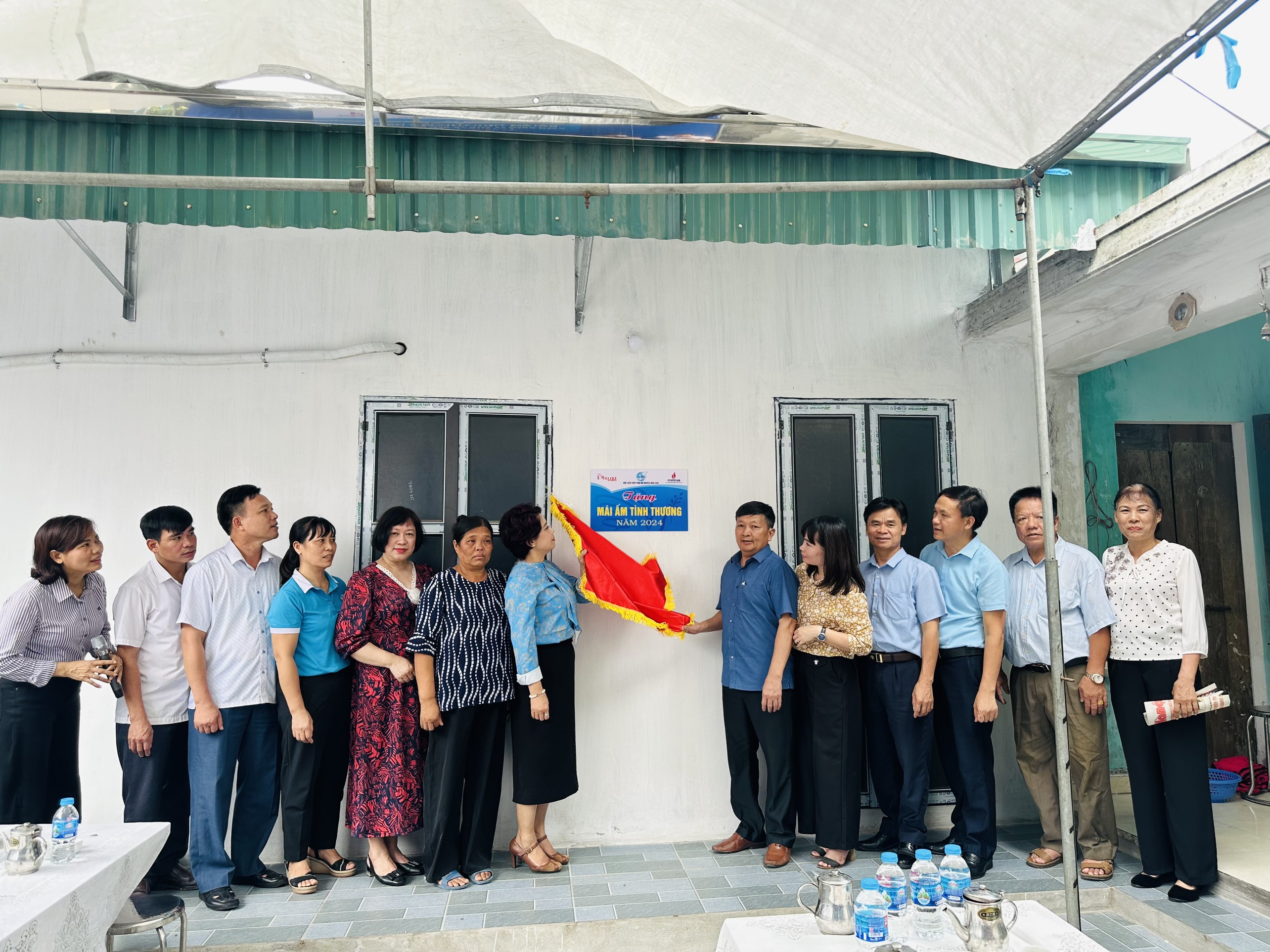Báo Phụ nữ Thủ đô trao 2 nhà Mái ấm cho gia đình phụ nữ khó khăn huyện Ứng Hòa - ảnh 9