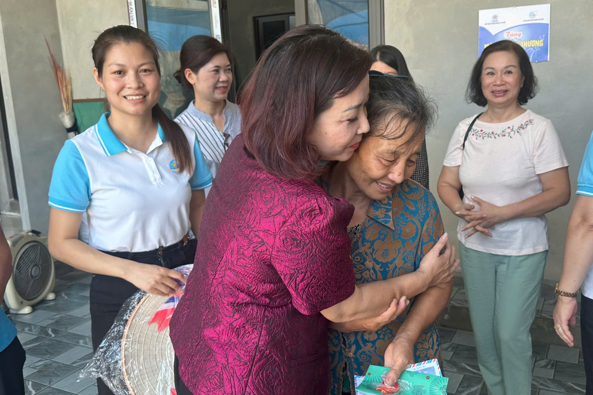 Hội LHPN Hà Nội trao Mái ấm tình thương cho người phụ nữ “khổ quá khổ” ở Thanh Oai - ảnh 6
