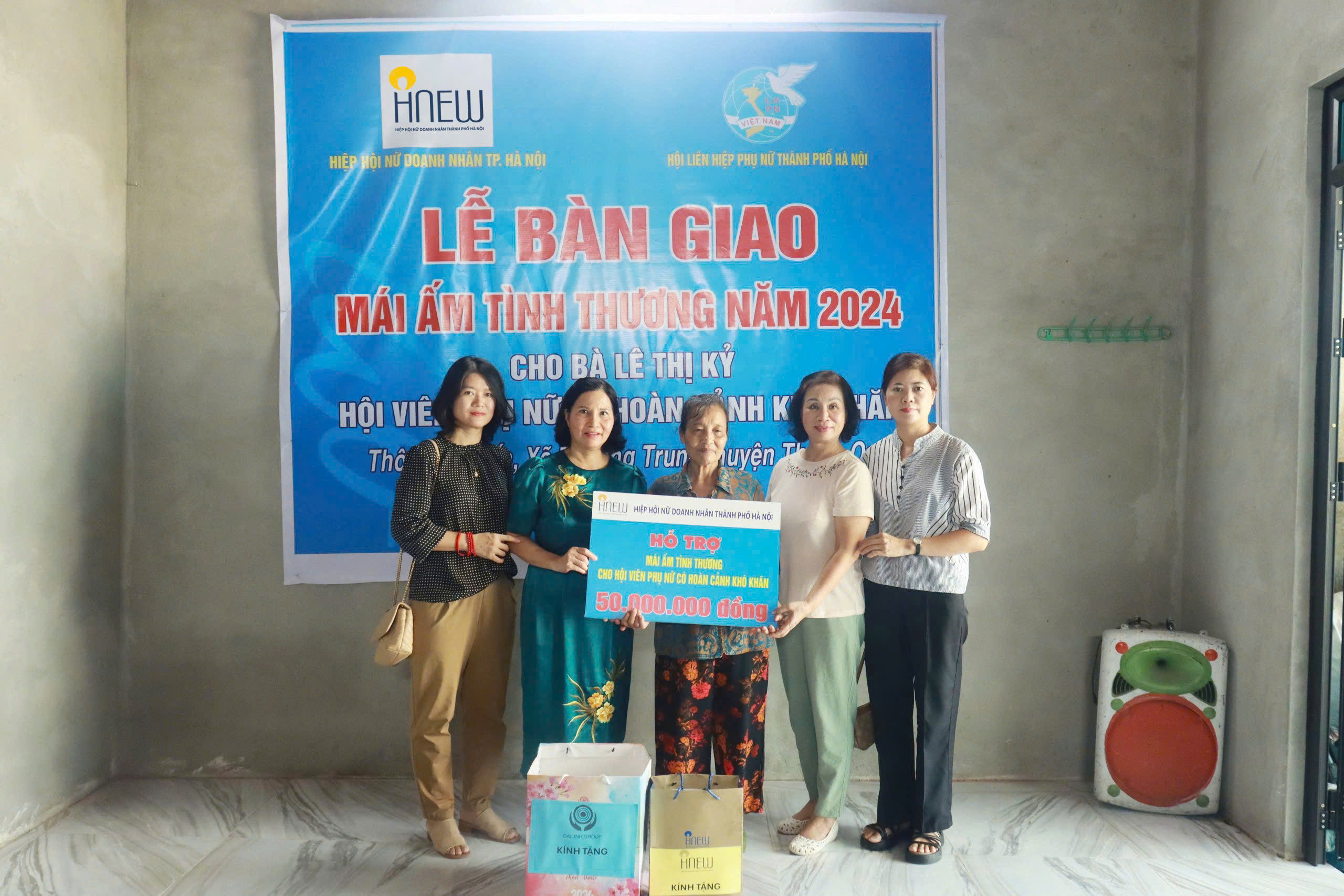 Hội LHPN Hà Nội trao Mái ấm tình thương cho người phụ nữ “khổ quá khổ” ở Thanh Oai - ảnh 3