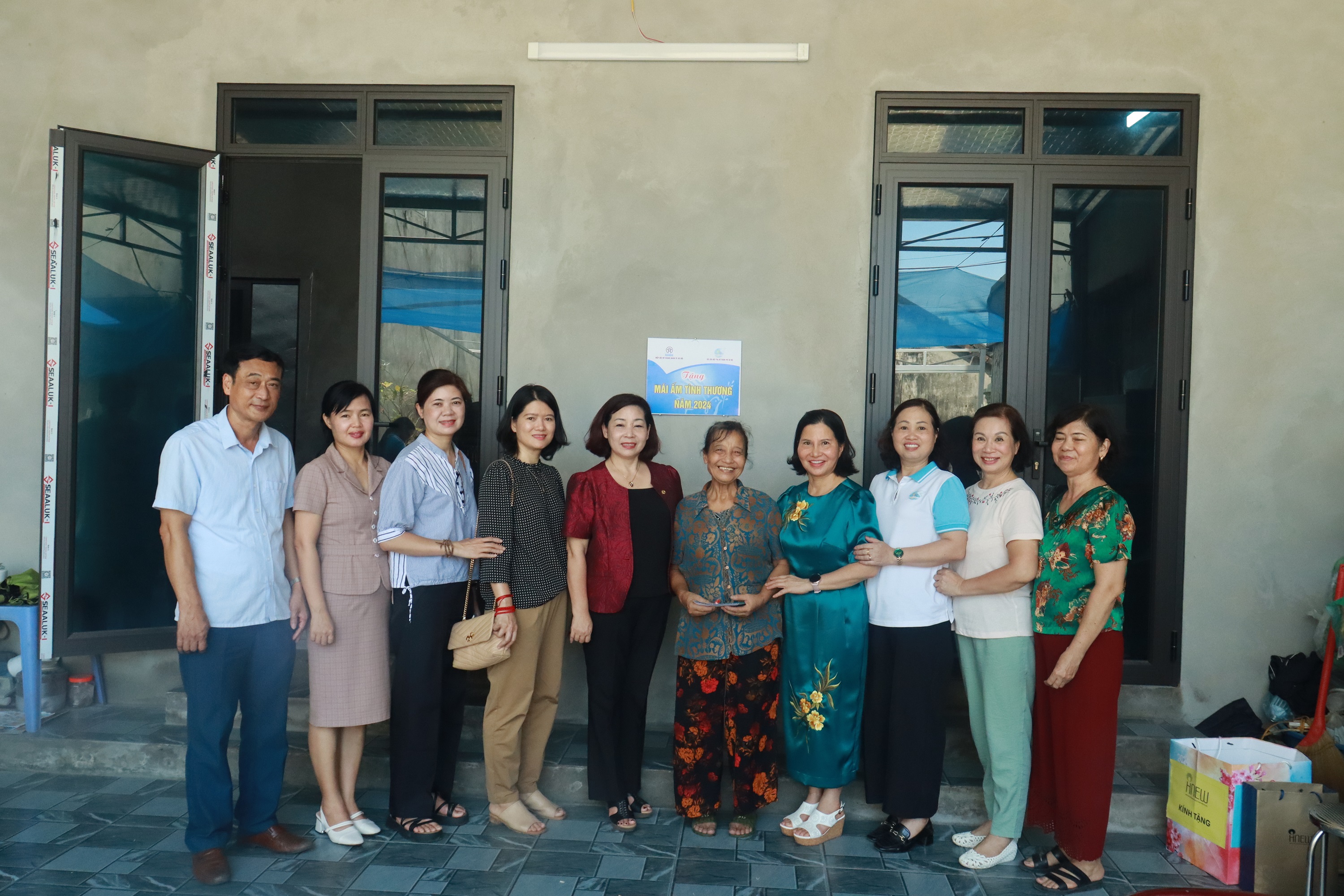 Hội LHPN Hà Nội trao Mái ấm tình thương cho người phụ nữ “khổ quá khổ” ở Thanh Oai - ảnh 4