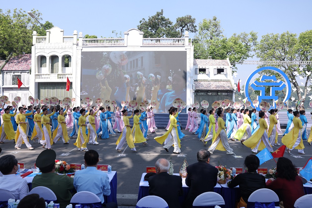 Xúc động chị em phụ nữ hát vang “Như có Bác Hồ trong ngày vui đại thắng” trong lễ diễu hành - ảnh 2