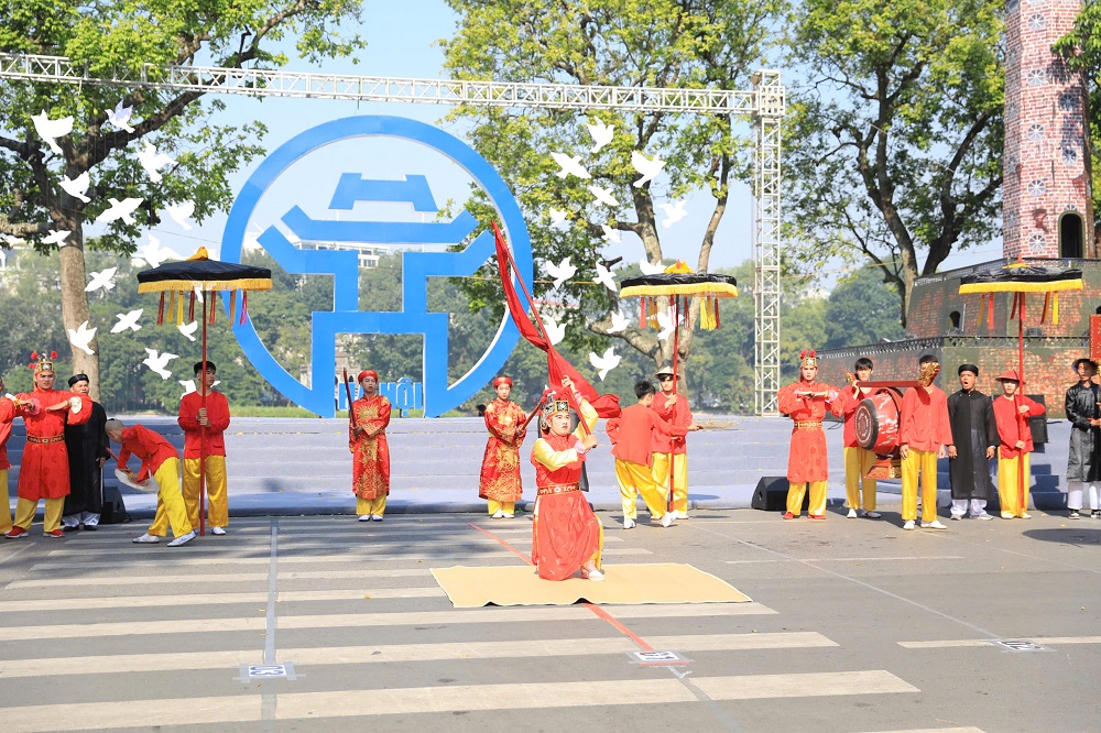 Hà Nội linh thiêng, kiêu hùng, hào hoa, lãng mạn, hội nhập, phát triển trong “Ngày hội Văn hóa vì hòa bình“ - ảnh 9