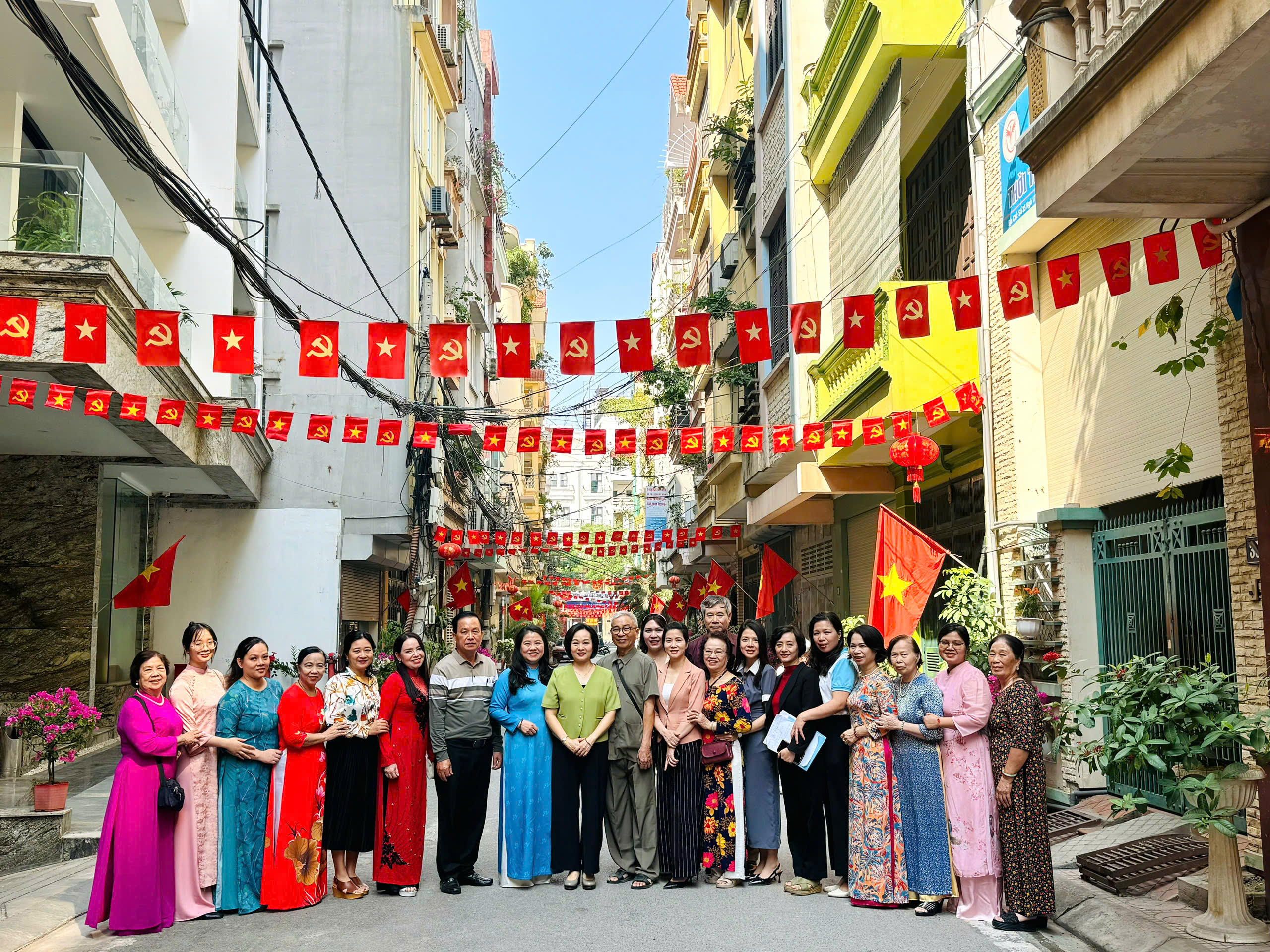 Cụm thi đua số II: Cán bộ, hội viên phụ nữ tự hào vì được góp sức làm đẹp thành phố - ảnh 10