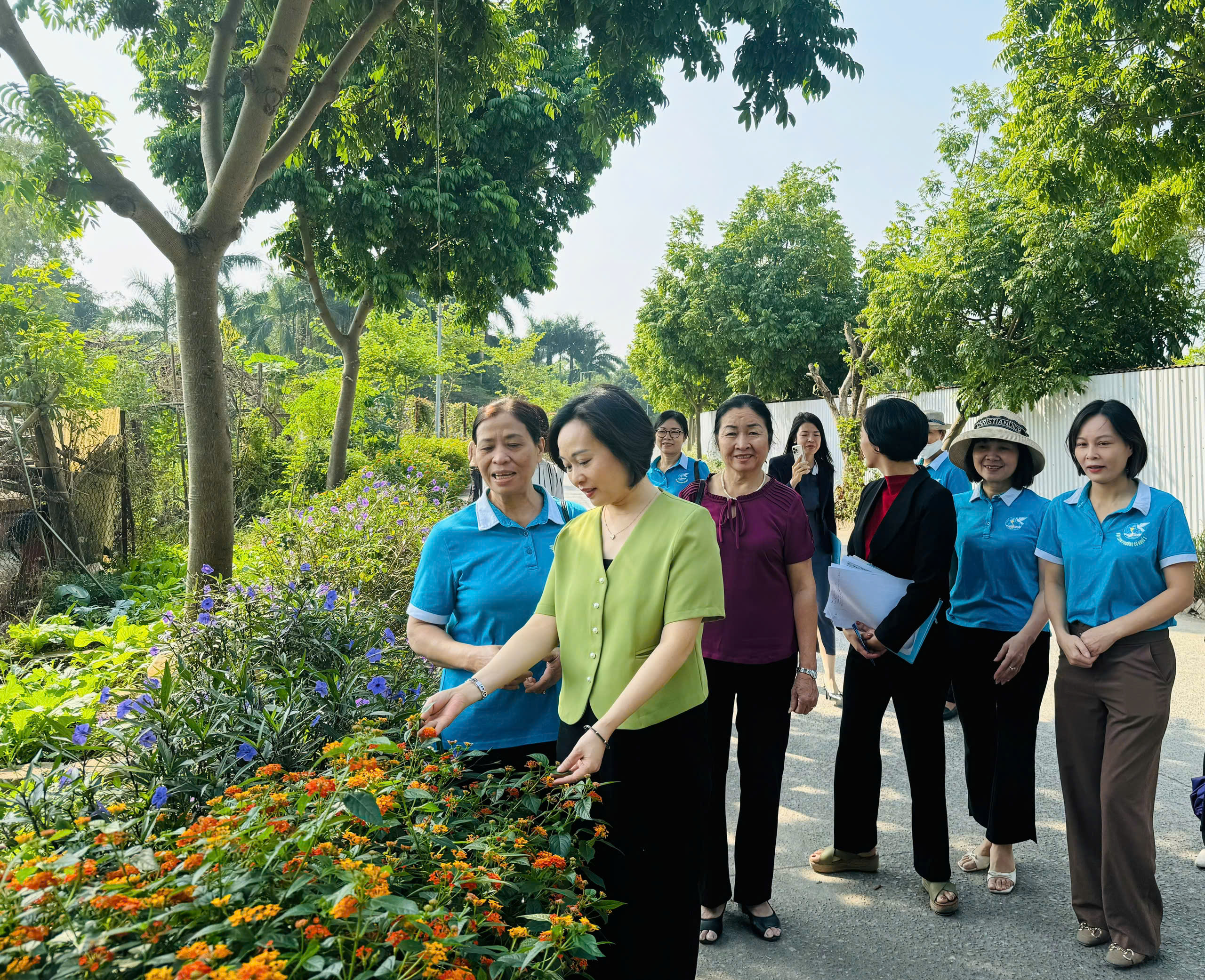 Cụm thi đua số II: Cán bộ, hội viên phụ nữ tự hào vì được góp sức làm đẹp thành phố - ảnh 8