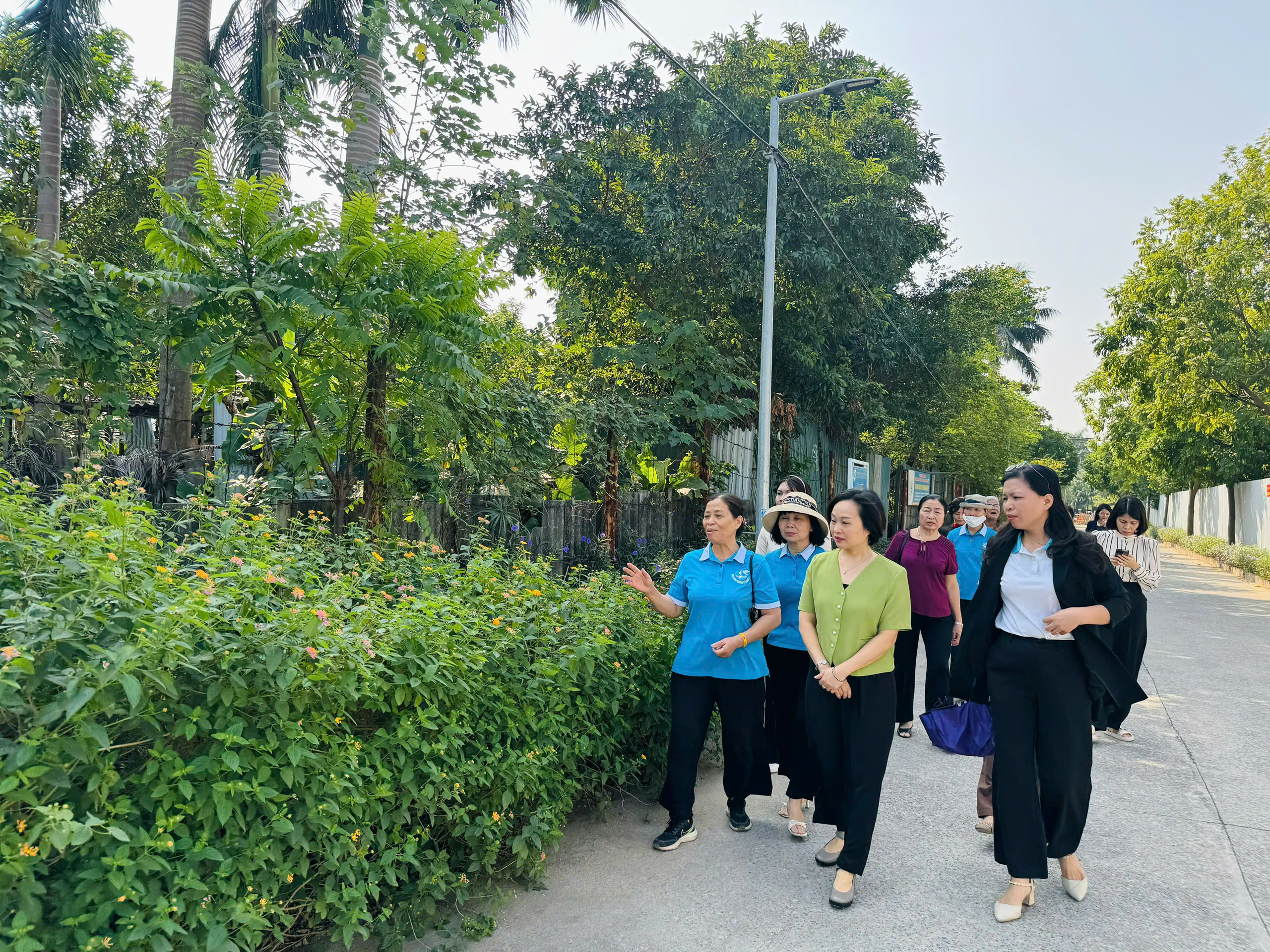 Cụm thi đua số II: Cán bộ, hội viên phụ nữ tự hào vì được góp sức làm đẹp thành phố - ảnh 7