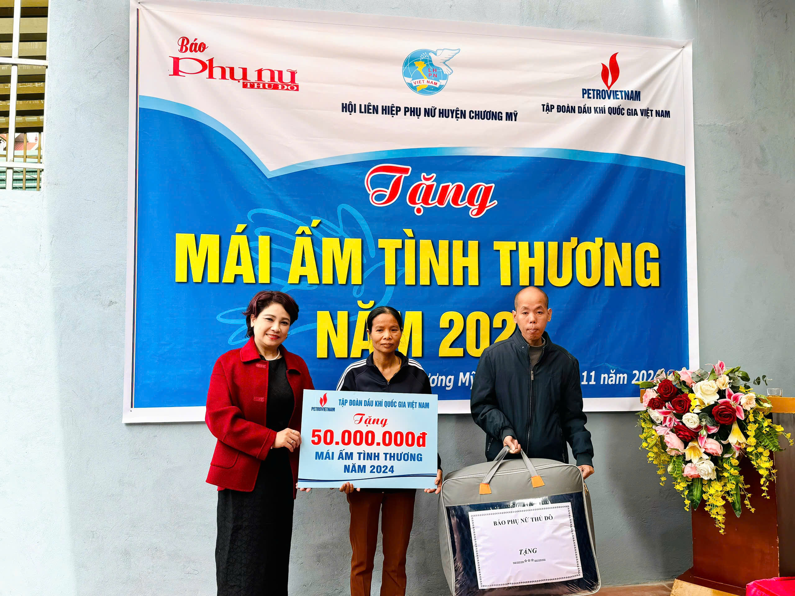 Báo Phụ nữ Thủ đô trao hai mái ấm nghĩa tình cho phụ nữ nghèo tại huyện Chương Mỹ - ảnh 9