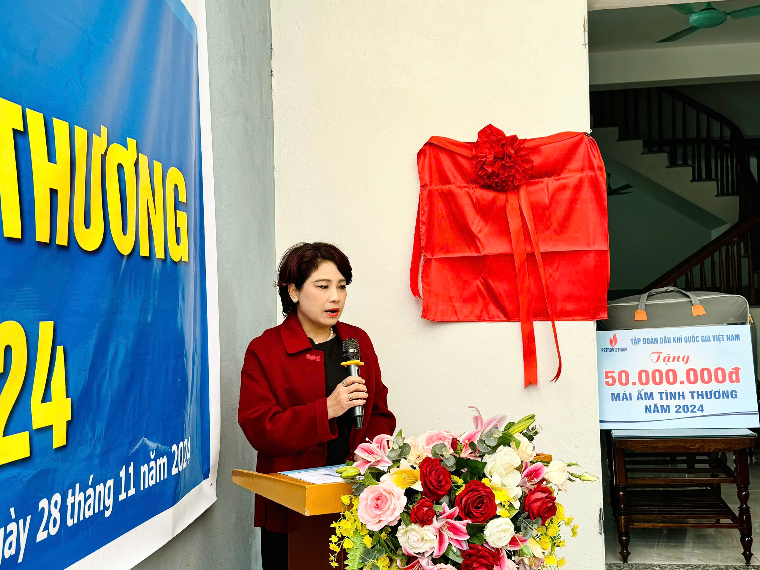 Báo Phụ nữ Thủ đô trao hai mái ấm nghĩa tình cho phụ nữ nghèo tại huyện Chương Mỹ - ảnh 12