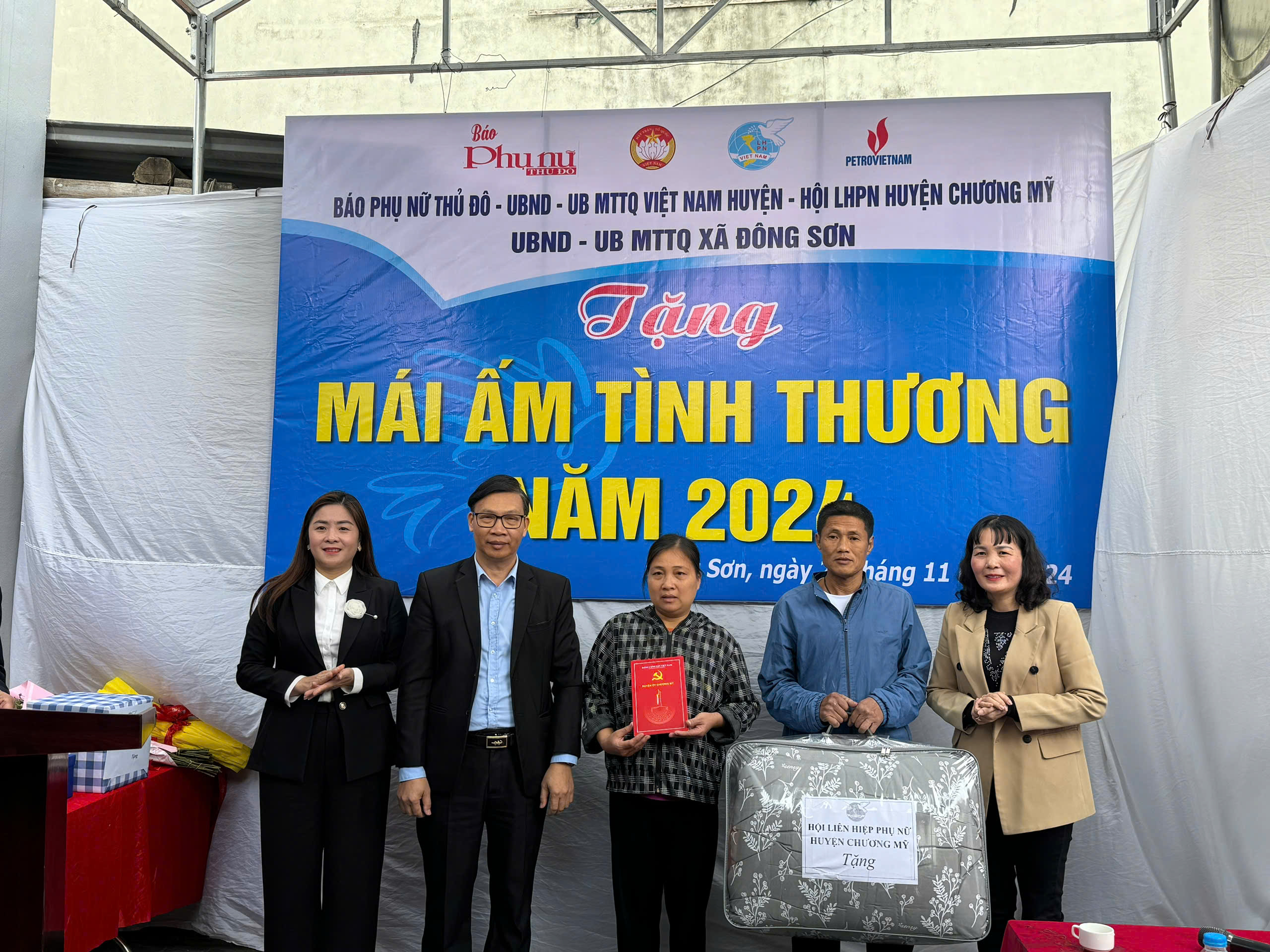Báo Phụ nữ Thủ đô trao hai mái ấm nghĩa tình cho phụ nữ nghèo tại huyện Chương Mỹ - ảnh 6