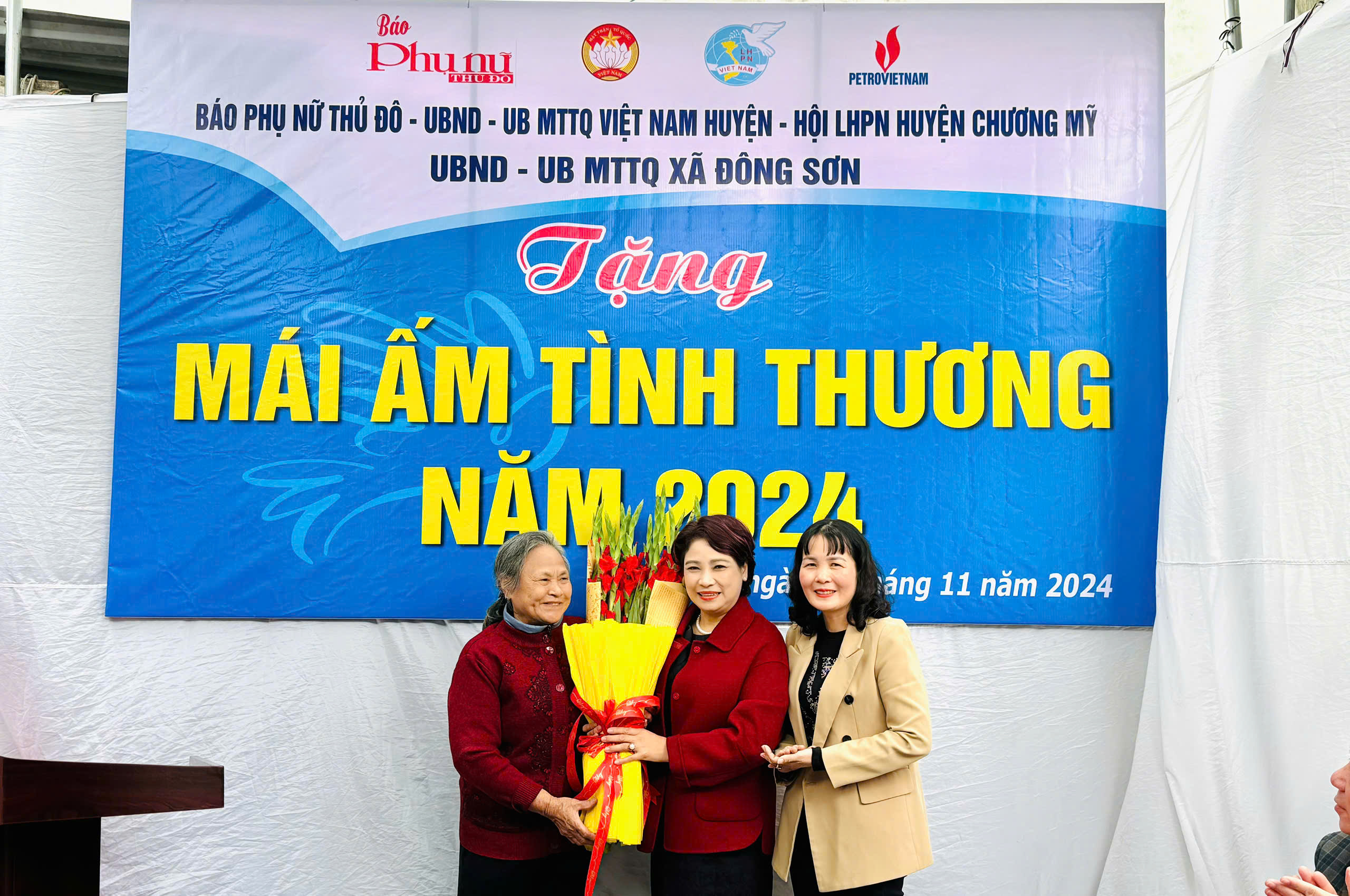Báo Phụ nữ Thủ đô trao hai mái ấm nghĩa tình cho phụ nữ nghèo tại huyện Chương Mỹ - ảnh 7