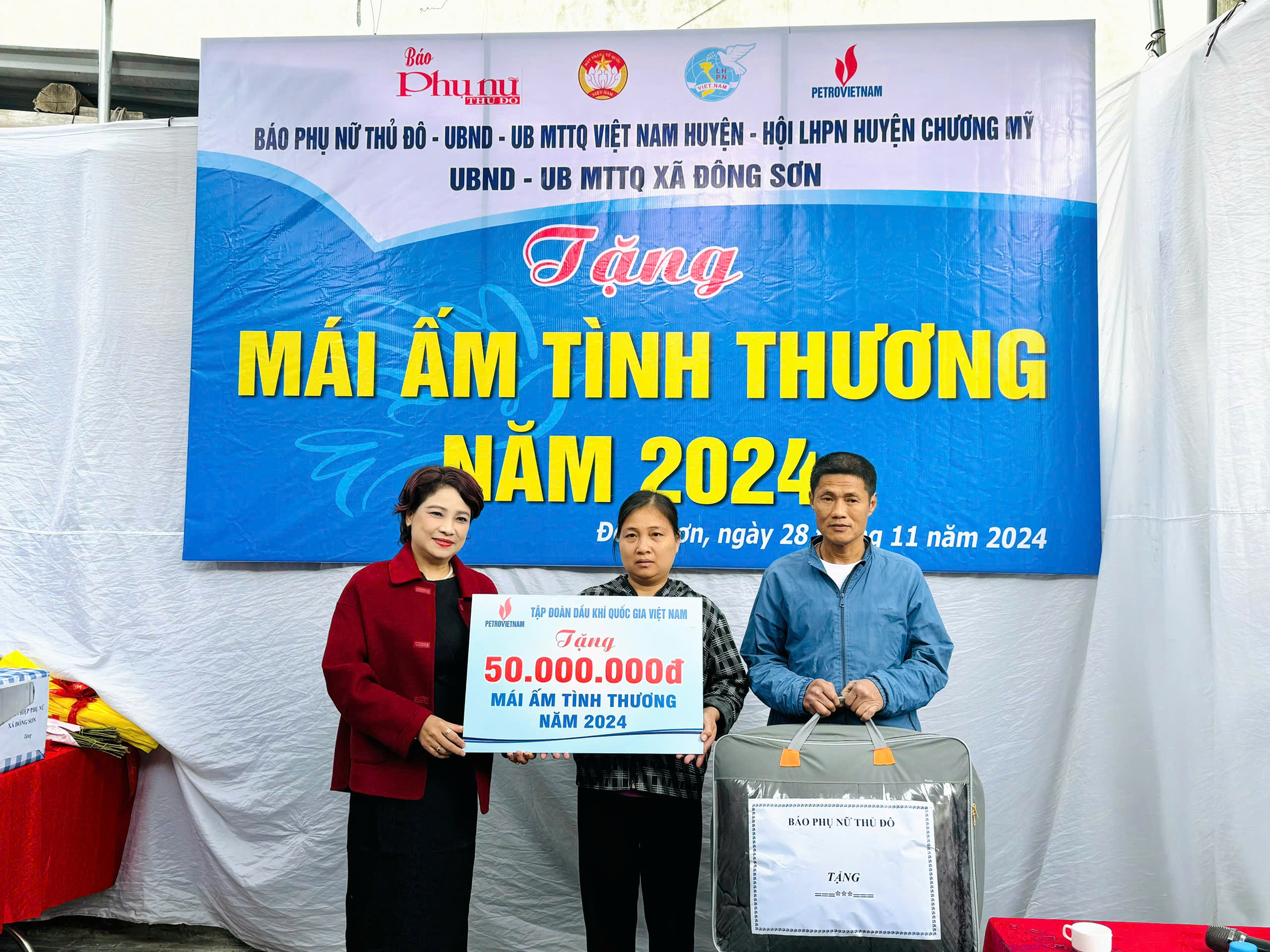 Báo Phụ nữ Thủ đô trao hai mái ấm nghĩa tình cho phụ nữ nghèo tại huyện Chương Mỹ - ảnh 3