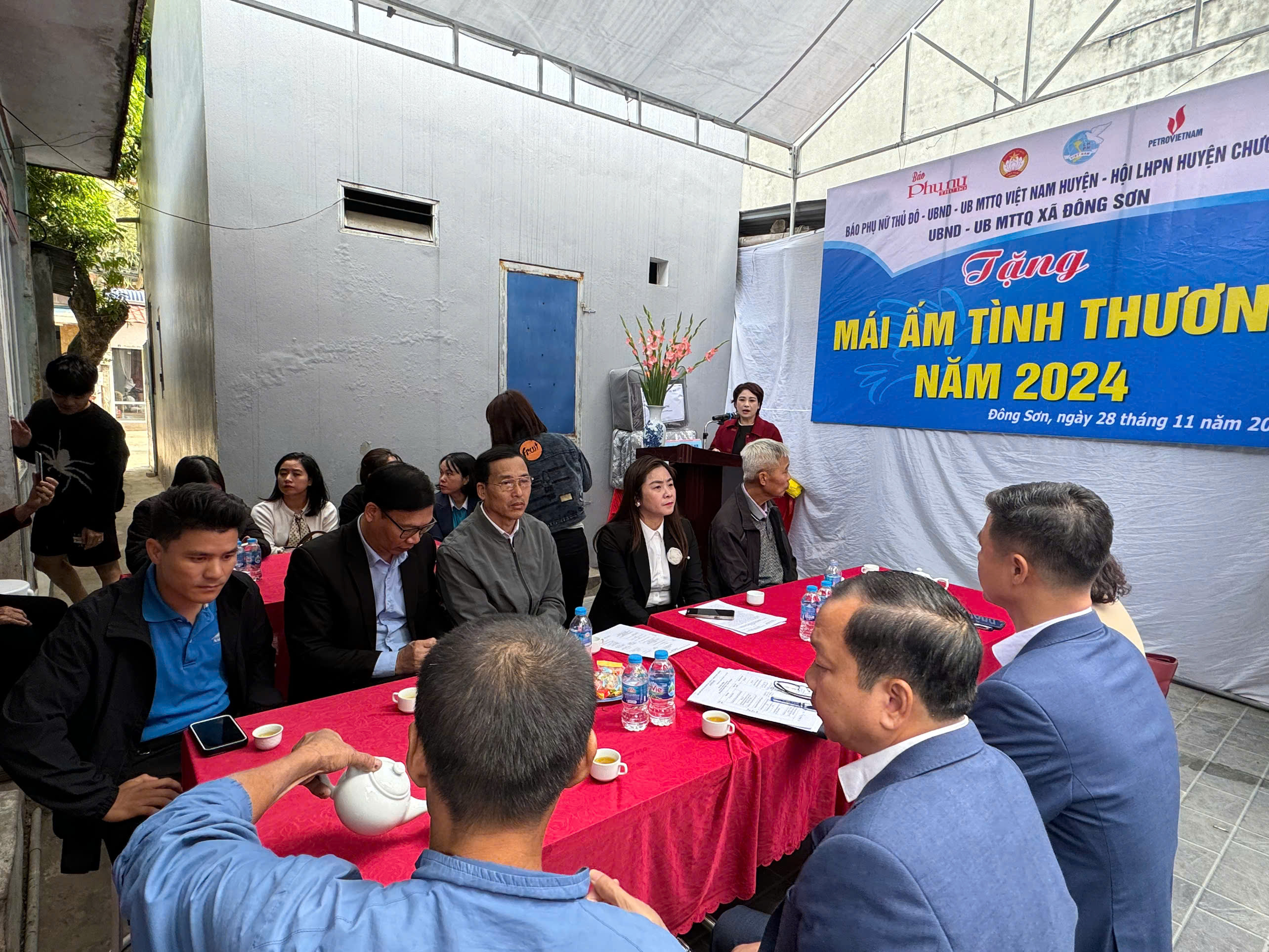 Báo Phụ nữ Thủ đô trao hai mái ấm nghĩa tình cho phụ nữ nghèo tại huyện Chương Mỹ - ảnh 2