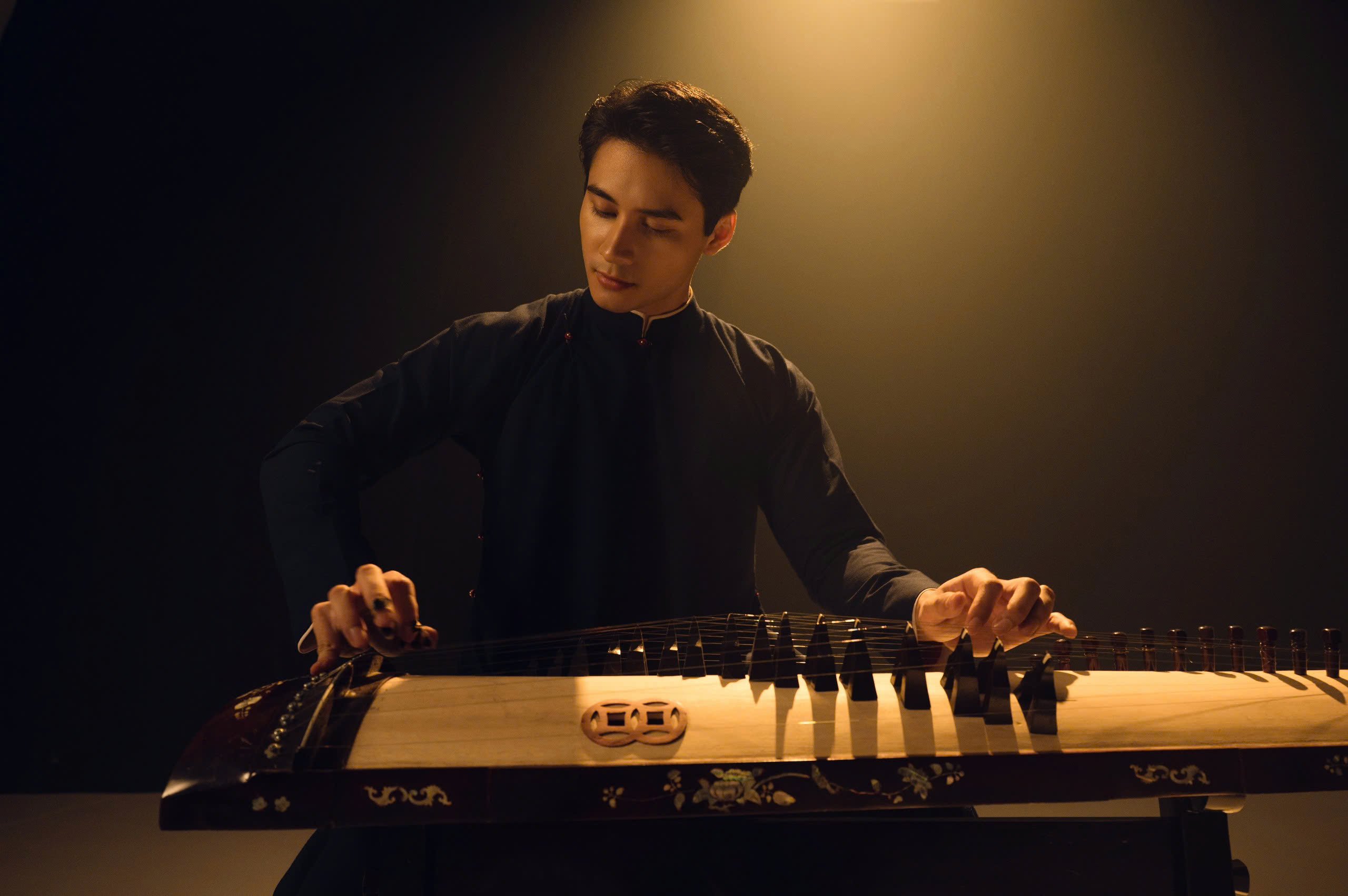 Nam vương Tuấn Ngọc ra mắt MV “Hào Khí Việt Nam”, tri ân thế hệ cha ông - ảnh 1