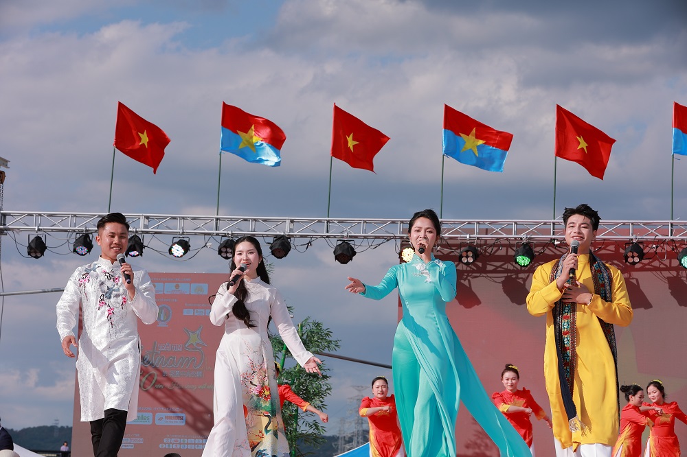 Tùng Dương khiến hàng ngàn khán giả xúc động làm điều này khi hát Quốc ca tại Nhật Bản - ảnh 5