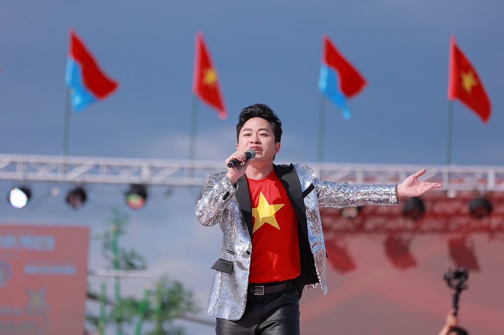 Tùng Dương khiến hàng ngàn khán giả xúc động làm điều này khi hát Quốc ca tại Nhật Bản - ảnh 1