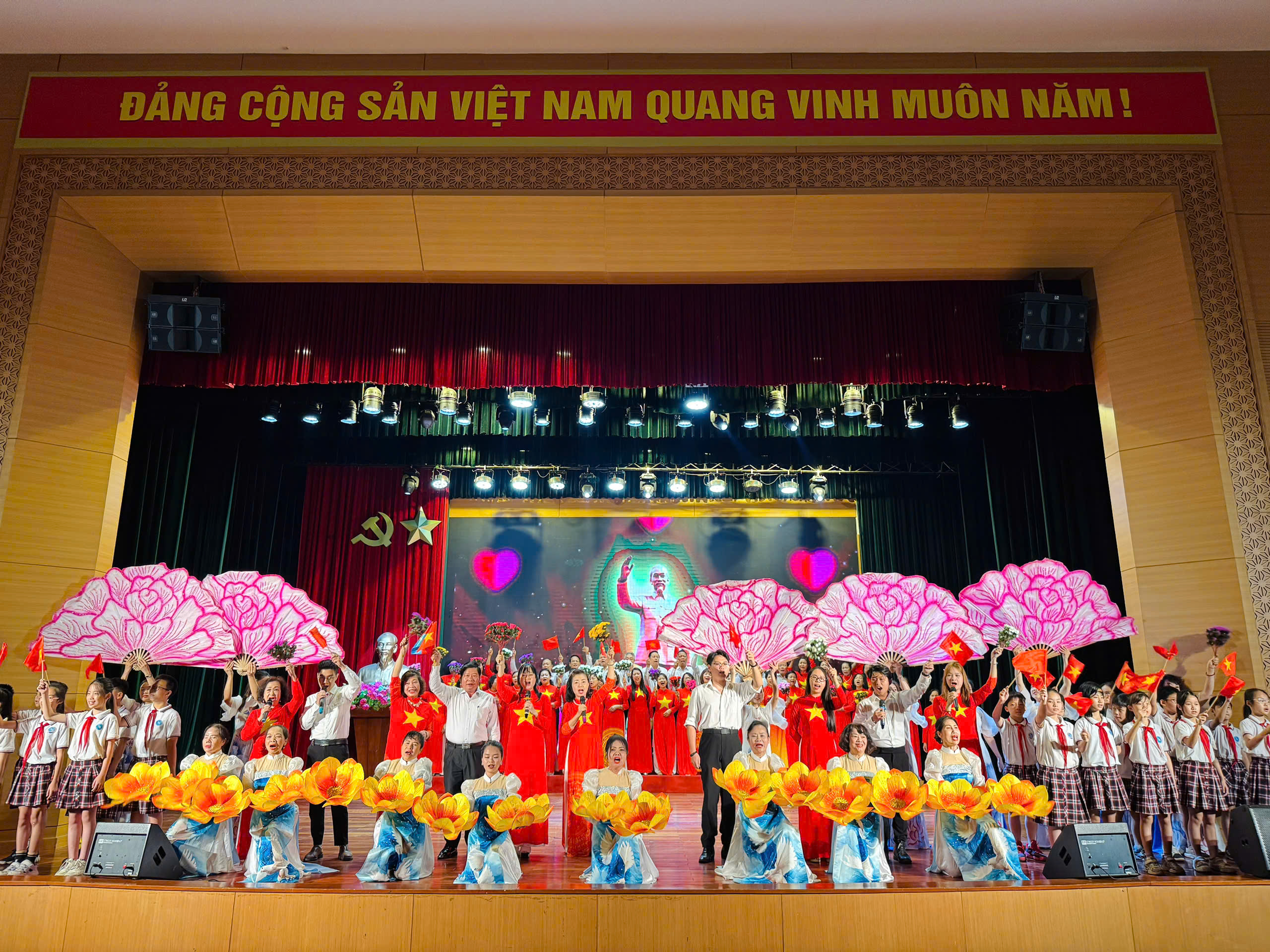 Hội LHPN Đống Đa thành công rực rỡ, nhiều dấu ấn với Liên hoan “Tiếng hát dâng Người” - ảnh 3