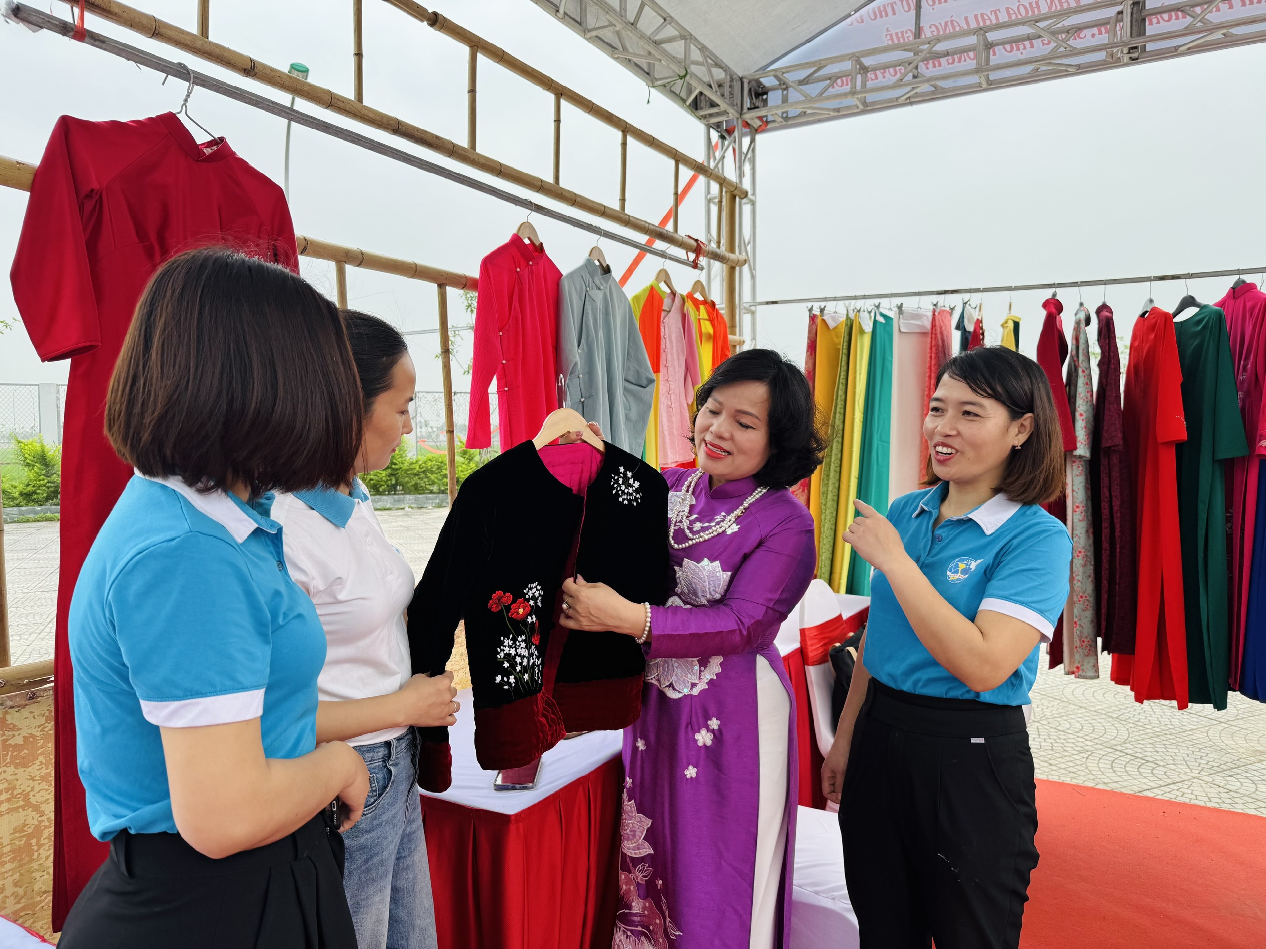 Làng nghề may áo dài Trạch Xá mong tăng cường kết nối thị trường để phát triển nghề - ảnh 3