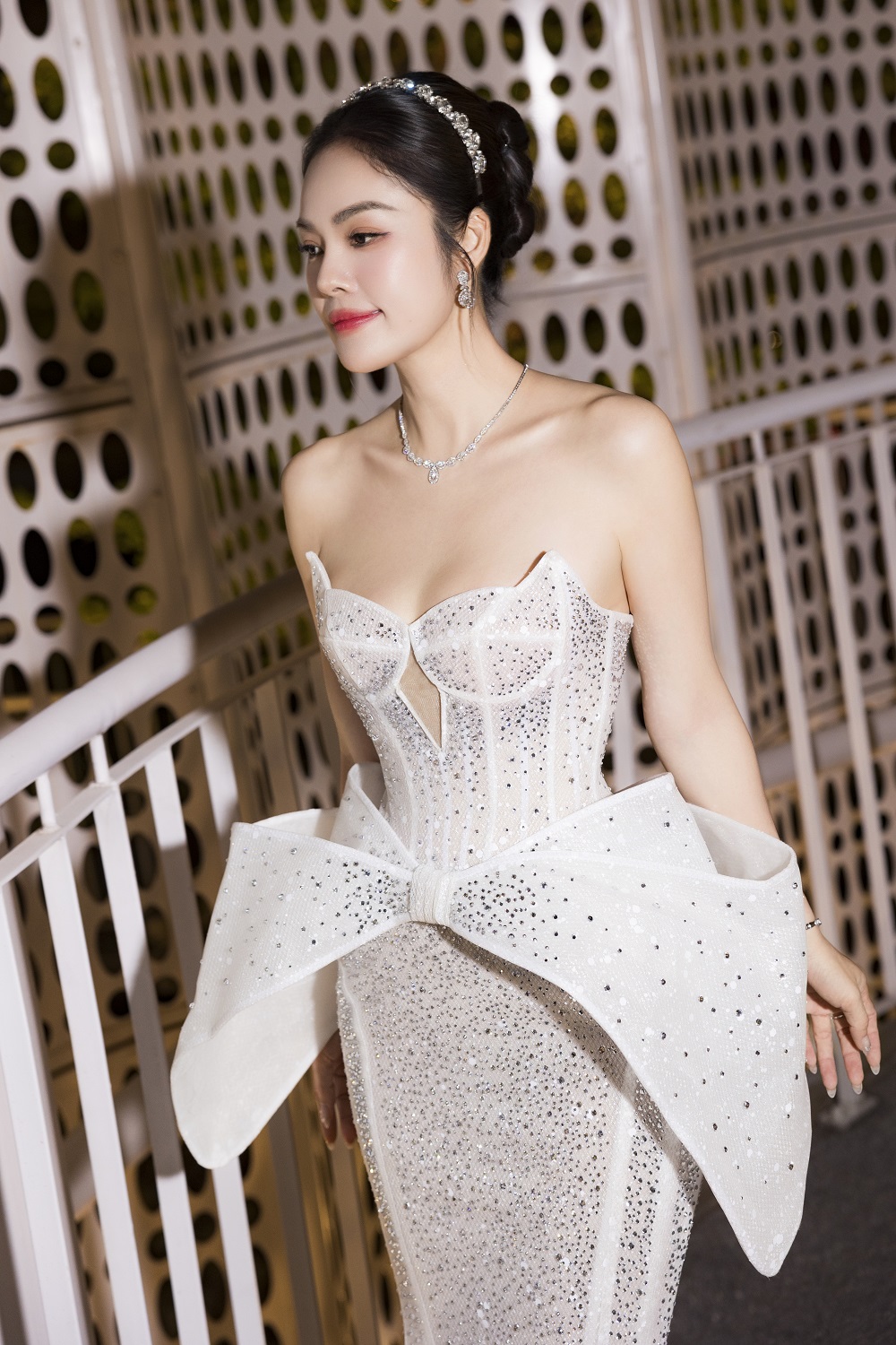 Mẹ hai con Dương Cẩm Lynh khoe vòng eo 58cm ngọt ngào trong váy cưới - ảnh 7