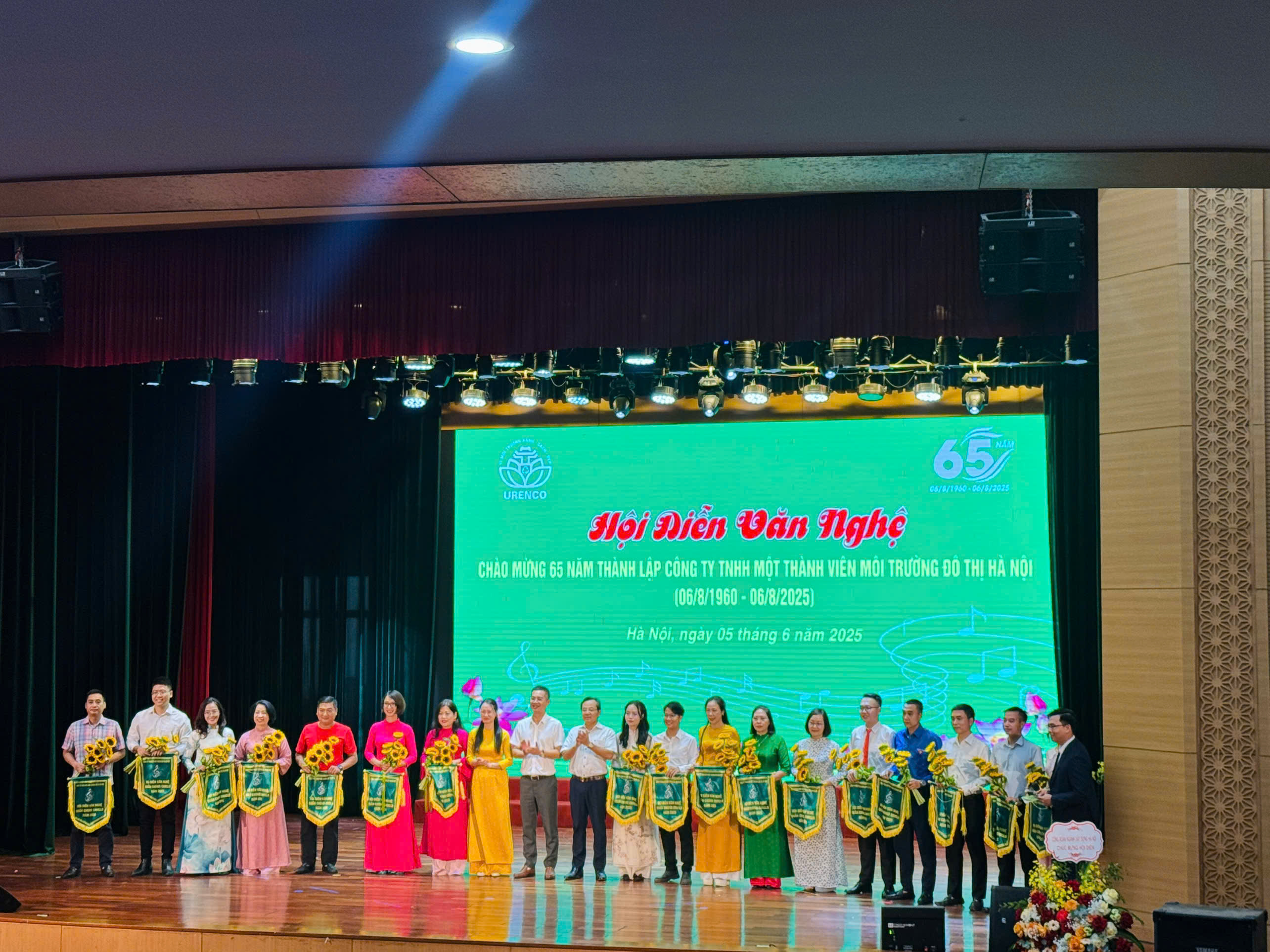 Tôn vinh hình ảnh công nhân môi trường bằng nghệ thuật - ảnh 1