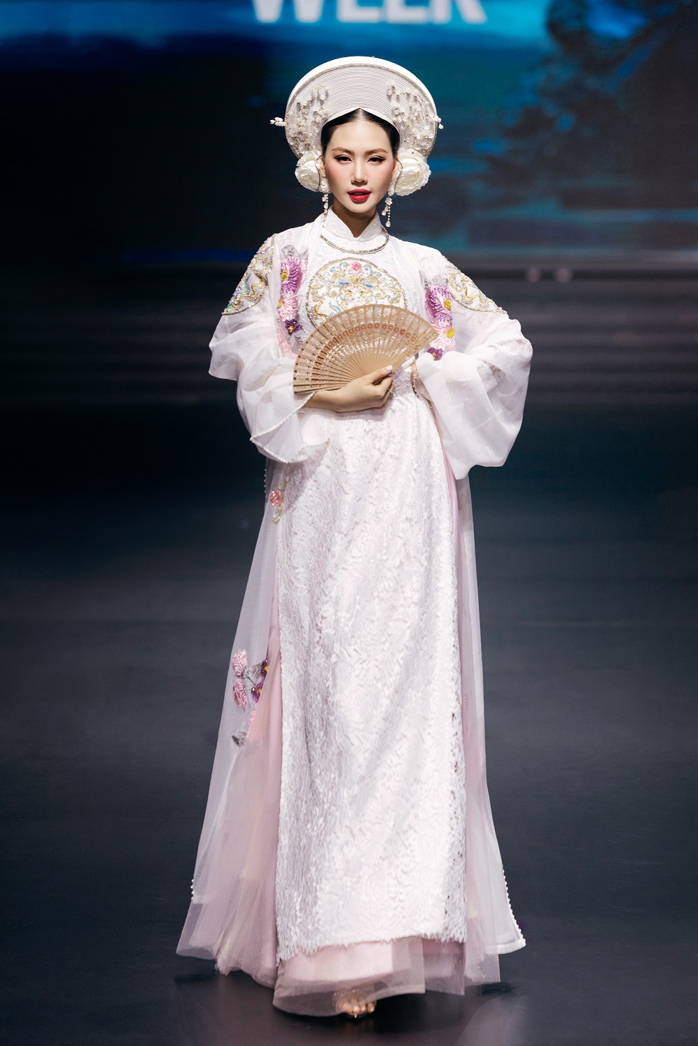 Sao mai Nguyễn Thu Hằng tái xuất ấn tượng, đẹp mị hoặc trong show thời trang của Cao Minh Tiến - ảnh 7