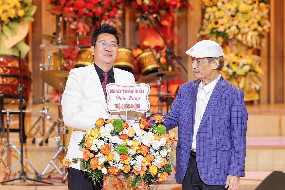 Tân Giám đốc Học viện Âm nhạc Quốc Gia- TS. NSND Đỗ Quốc Hưng tri ân mẹ trong lễ nhậm chức - ảnh 4