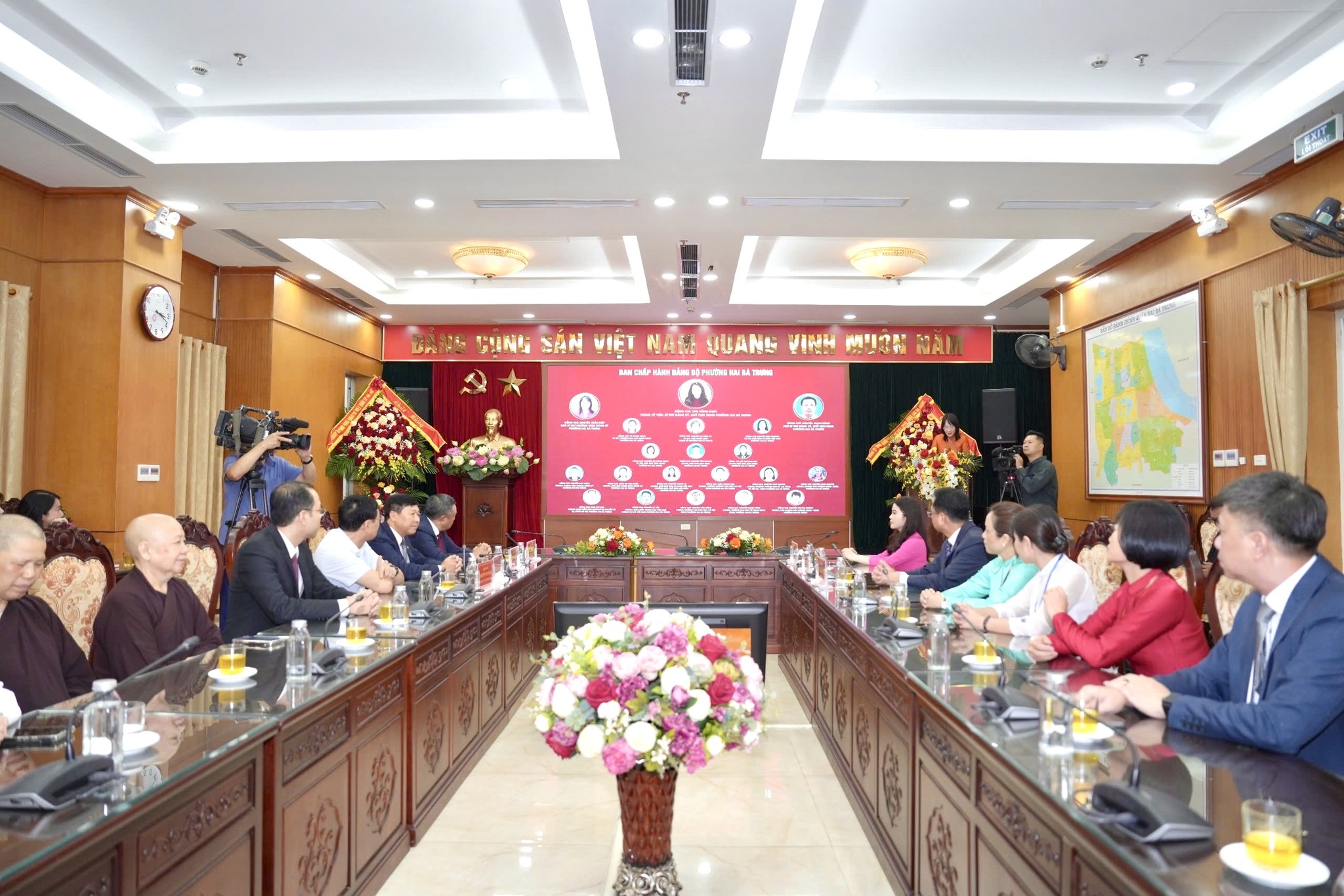 Chủ tịch UBND Thành phố Hà Nội Trần Sỹ Thanh trao quyết định nhân sự phường Hoàn Kiếm, Cửa Nam và Hai Bà Trưng - ảnh 9