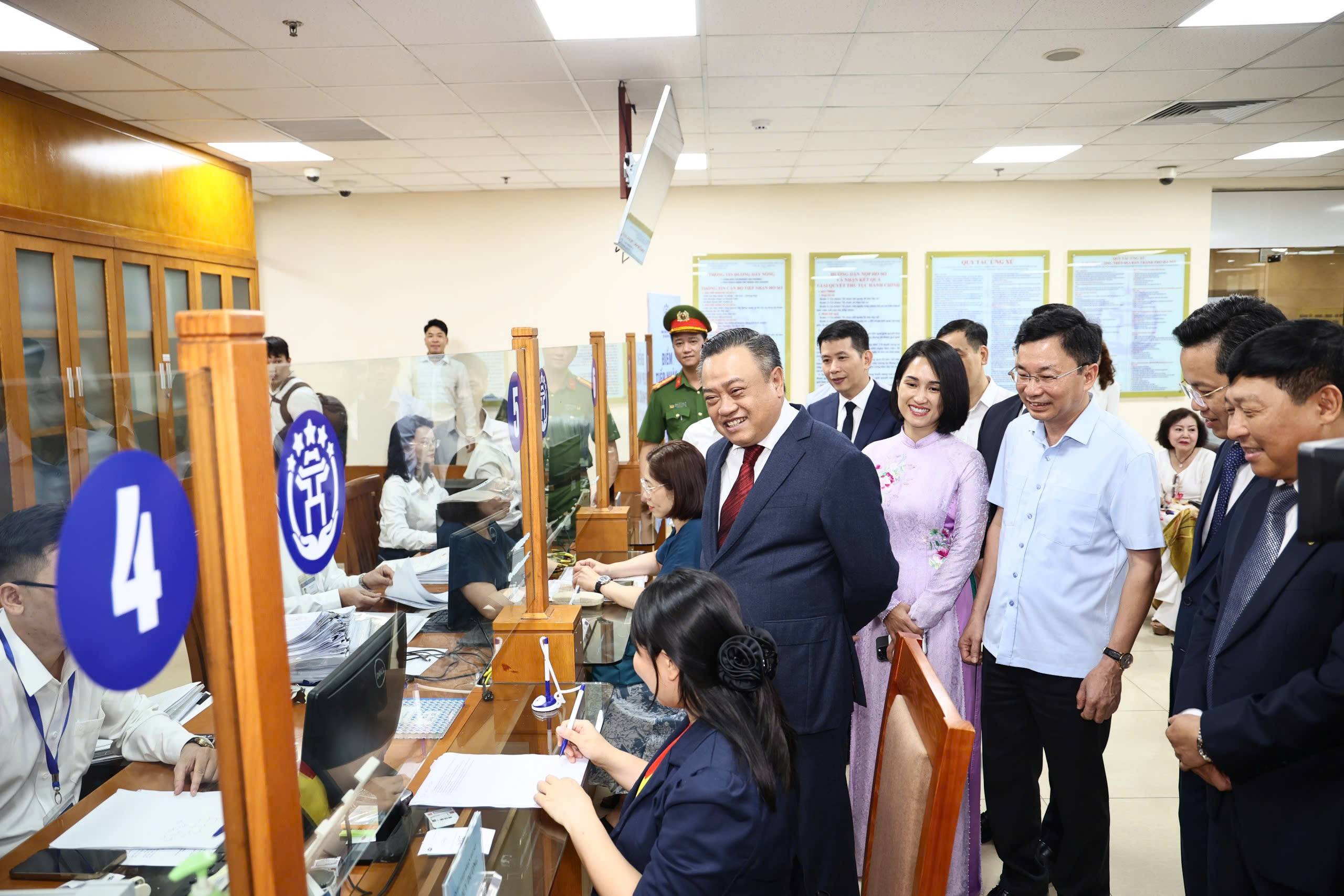 Chủ tịch UBND Thành phố Hà Nội Trần Sỹ Thanh trao quyết định nhân sự phường Hoàn Kiếm, Cửa Nam và Hai Bà Trưng - ảnh 2
