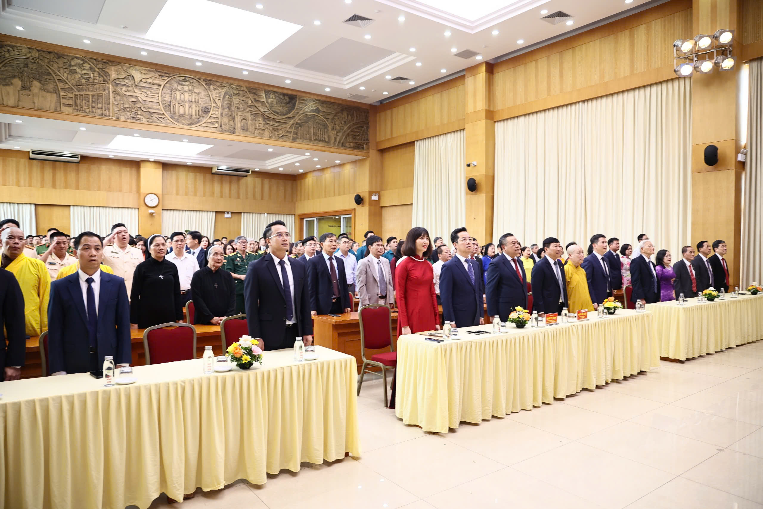 Chủ tịch UBND Thành phố Hà Nội Trần Sỹ Thanh trao quyết định nhân sự phường Hoàn Kiếm, Cửa Nam và Hai Bà Trưng - ảnh 3
