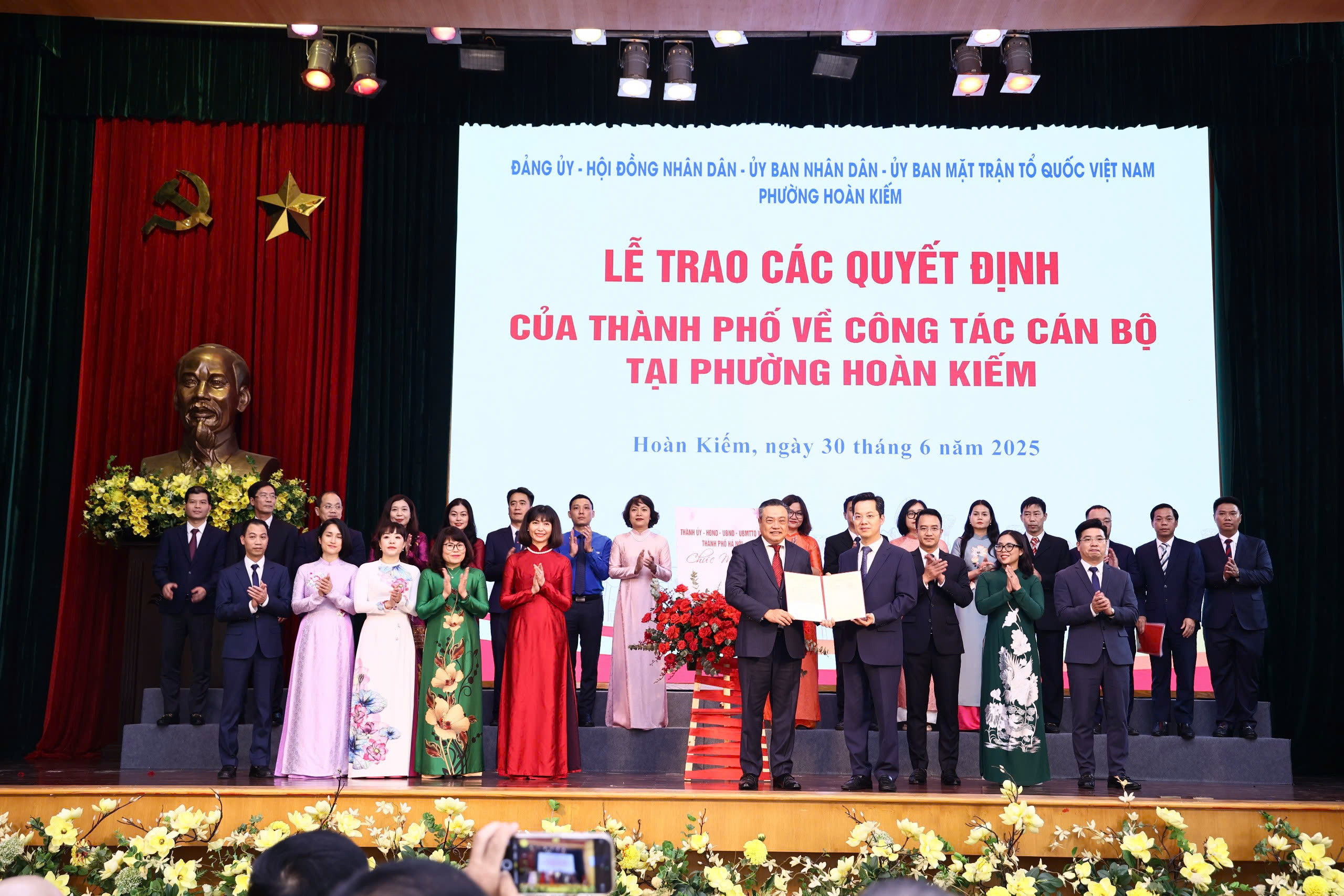 Chủ tịch UBND Thành phố Hà Nội Trần Sỹ Thanh trao quyết định nhân sự phường Hoàn Kiếm, Cửa Nam và Hai Bà Trưng - ảnh 4