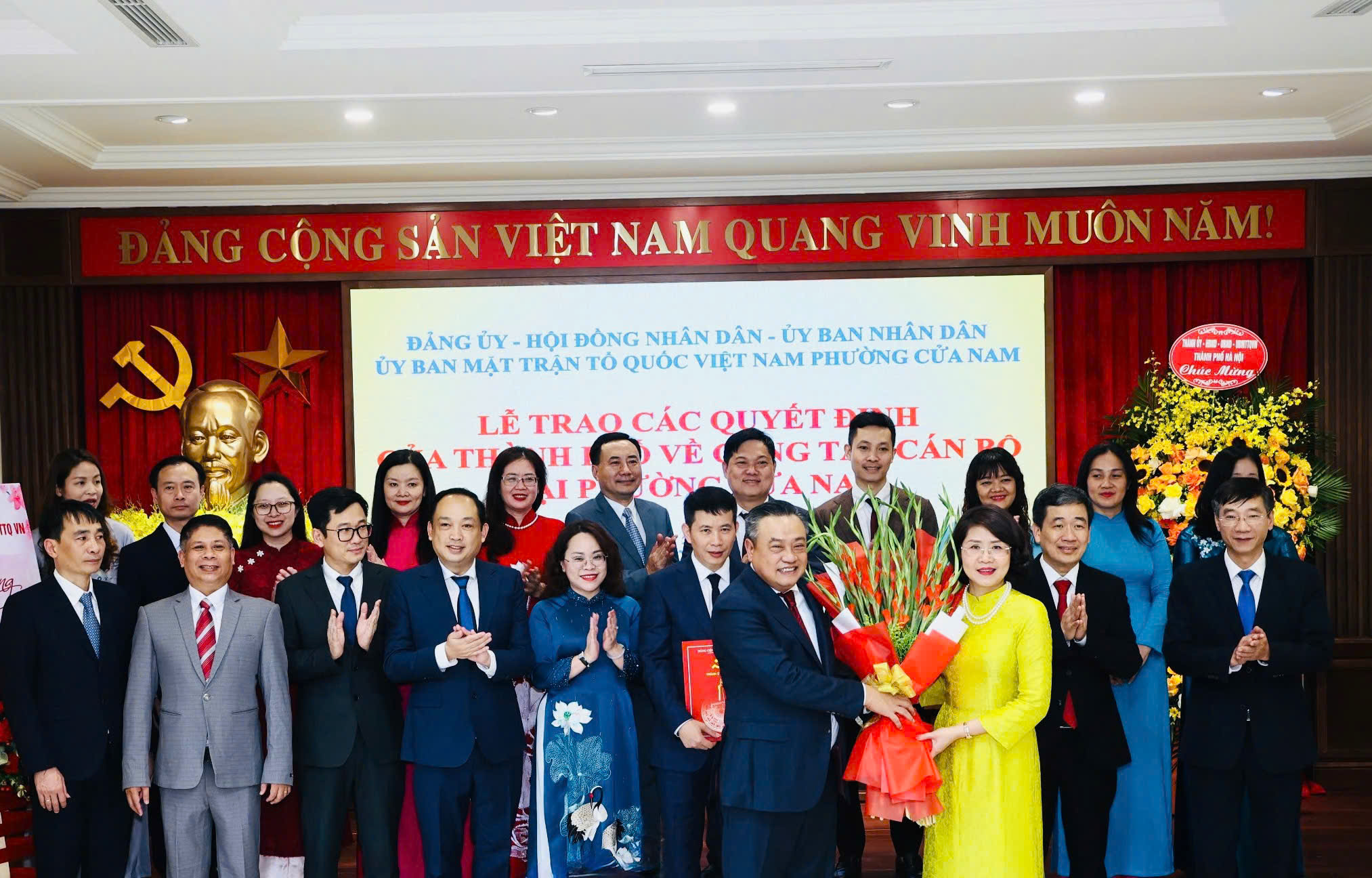 Chủ tịch UBND Thành phố Hà Nội Trần Sỹ Thanh trao quyết định nhân sự phường Hoàn Kiếm, Cửa Nam và Hai Bà Trưng - ảnh 5