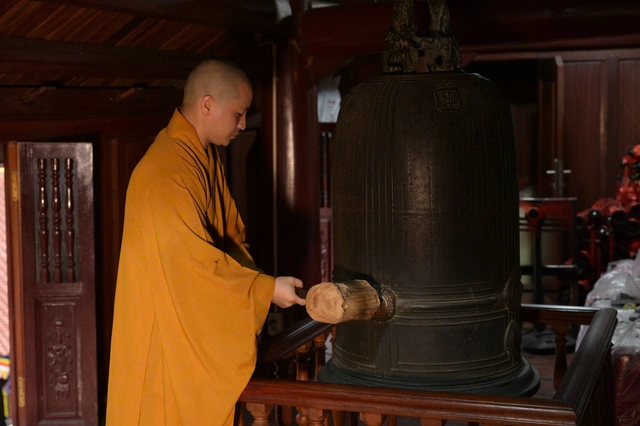 Chùa Quán Sứ thỉnh chuông trống Bát Nhã cầu nguyện trong giờ phút chuyển mình của dân tộc - ảnh 8