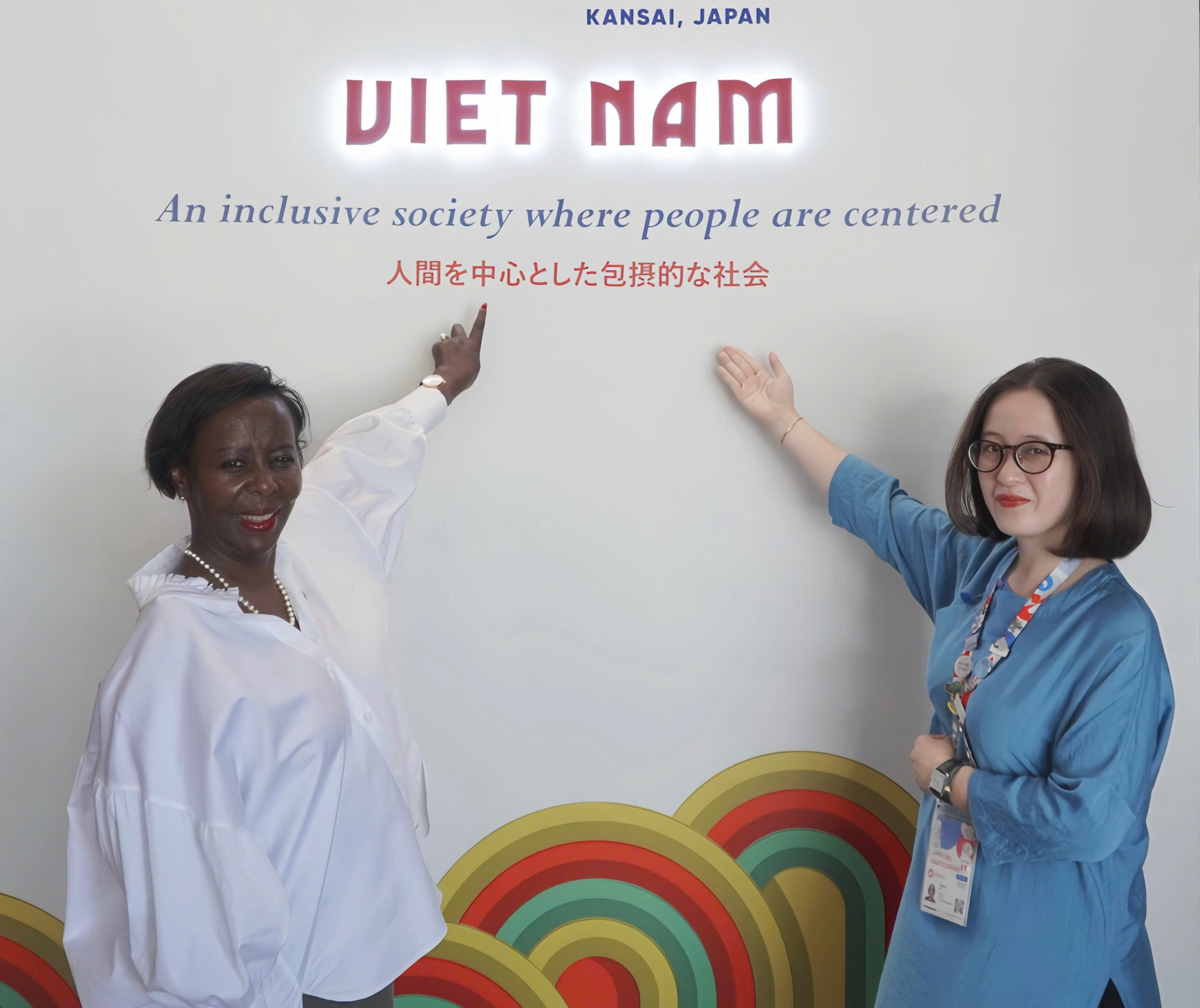 Tổng Thư ký OIF trải nghiệm chơi nhạc cụ truyền thống Việt Nam tại Nhà Triển lãm Việt Nam - ảnh 1