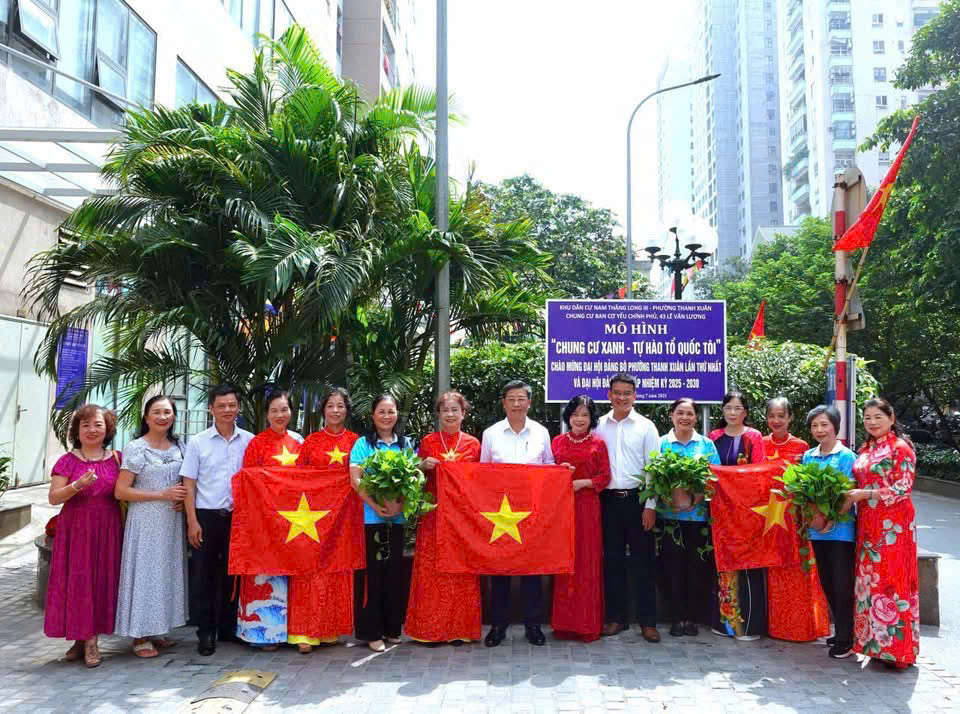 Phụ nữ phường Thanh Xuân hào hứng tổng vệ sinh môi trường, xây dựng phường đáng sống - ảnh 4