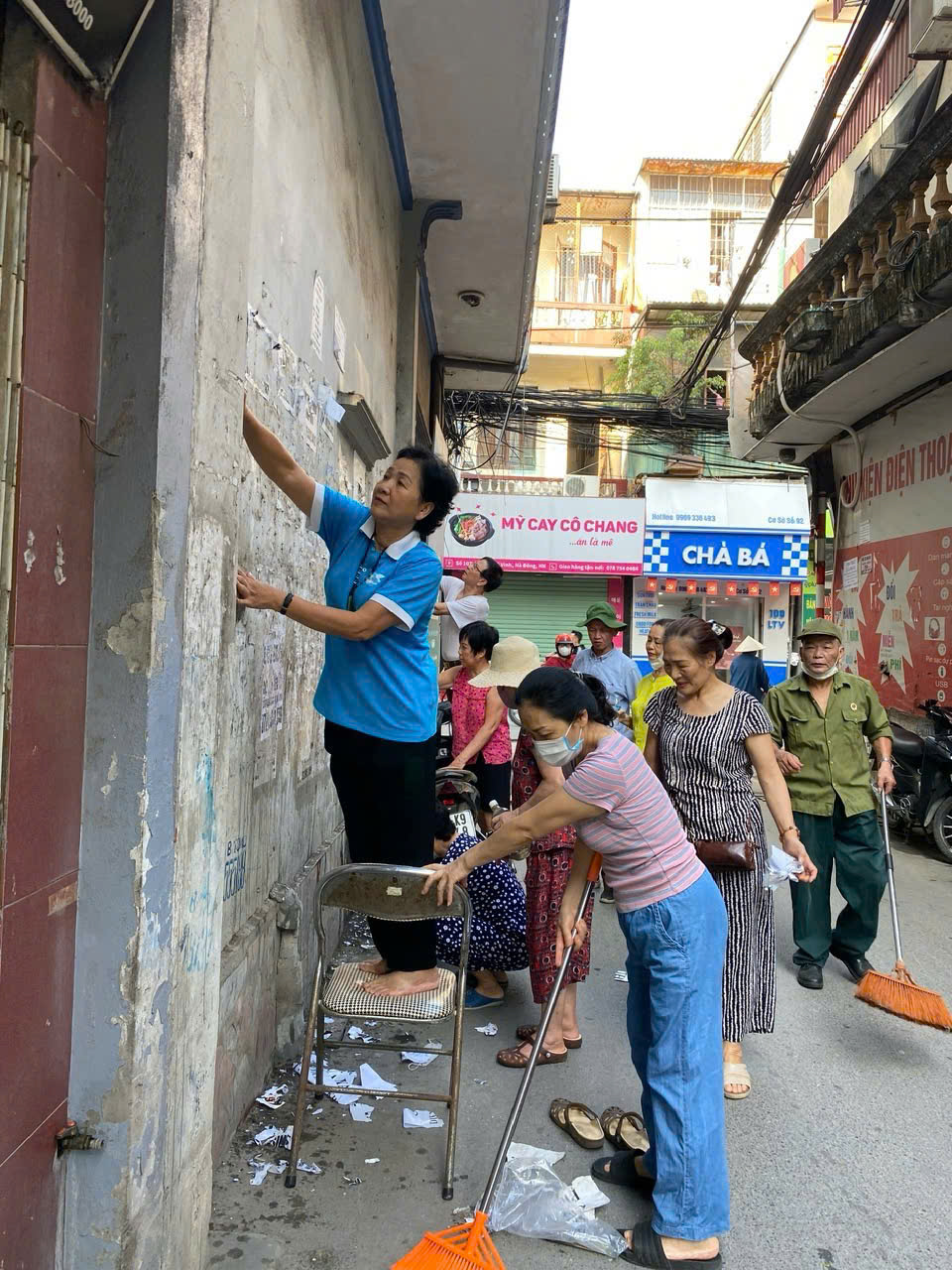 Phụ nữ phường Thanh Xuân hào hứng tổng vệ sinh môi trường, xây dựng phường đáng sống - ảnh 2