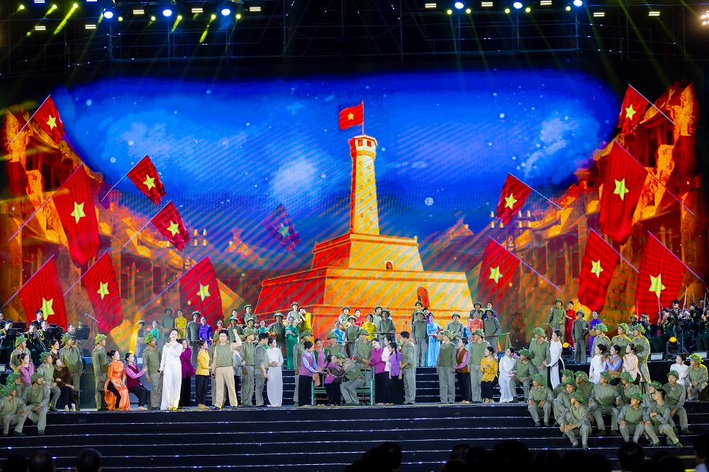 Tổng Bí thư Tô Lâm tham dự chương trình chính luận nghệ thuật “Dưới cờ vinh quang” - ảnh 8