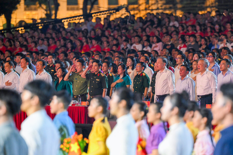 Tổng Bí thư Tô Lâm tham dự chương trình chính luận nghệ thuật “Dưới cờ vinh quang” - ảnh 2