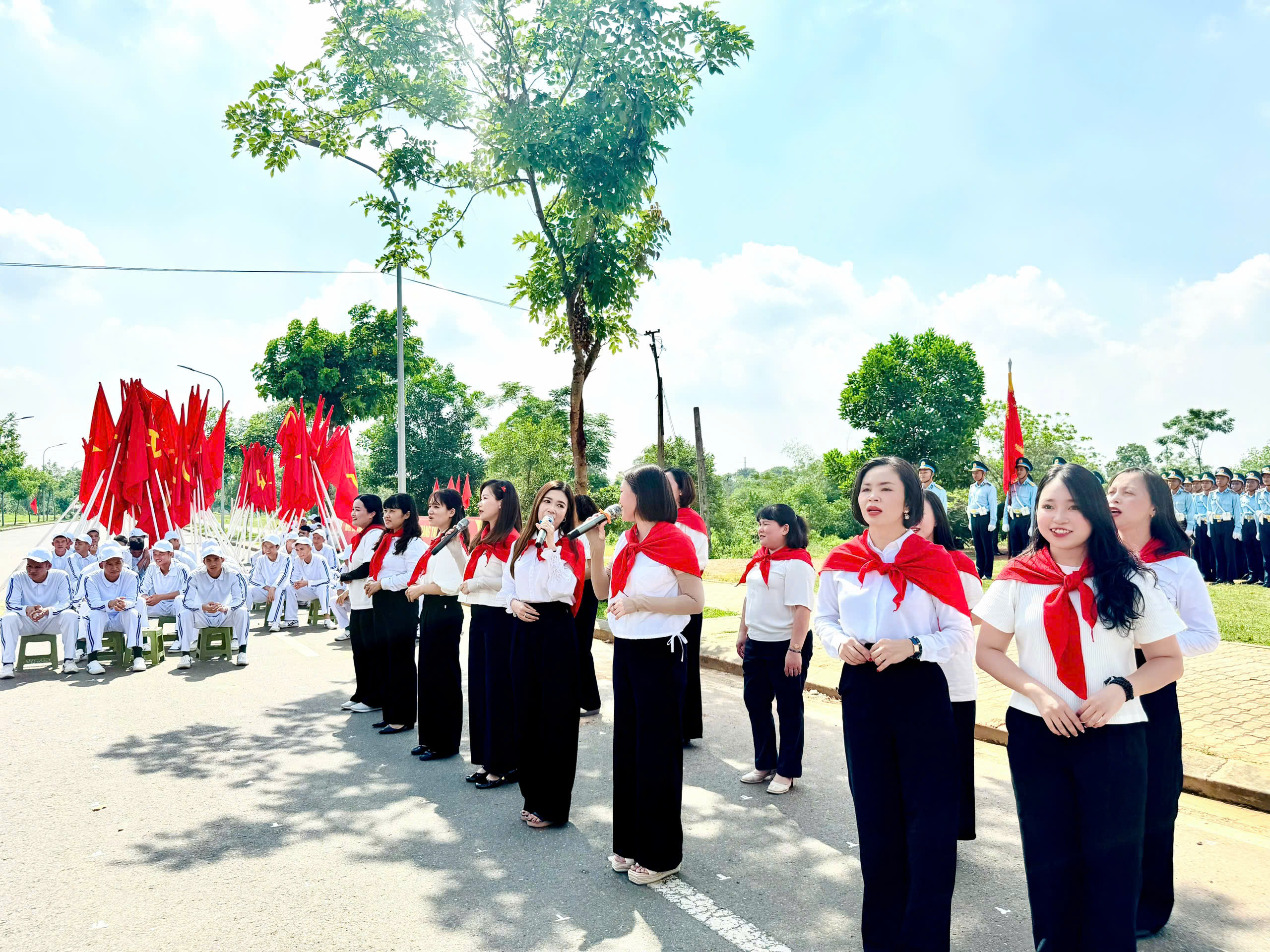 Phường Hoàn Kiếm thăm và động viên các chiến sĩ “vượt nắng, thắng mưa” tập luyện diễu binh, diễu hành - ảnh 4