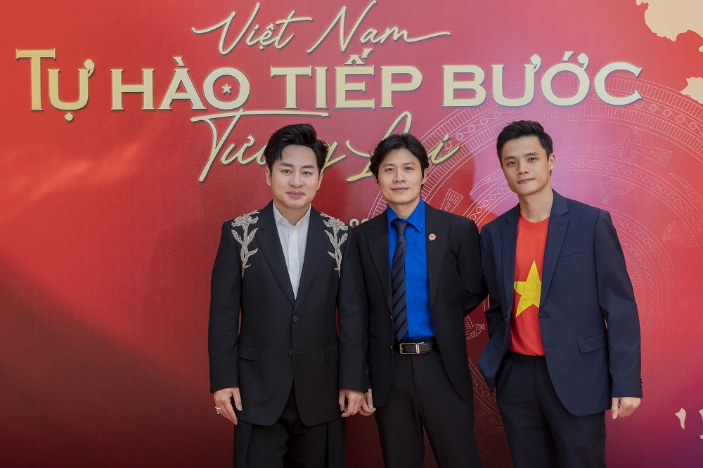 Tùng Dương lại gây sốt với MV thấm đẫm tình yêu đất nước “Việt Nam - Tự hào tiếp bước tương lai” - ảnh 4
