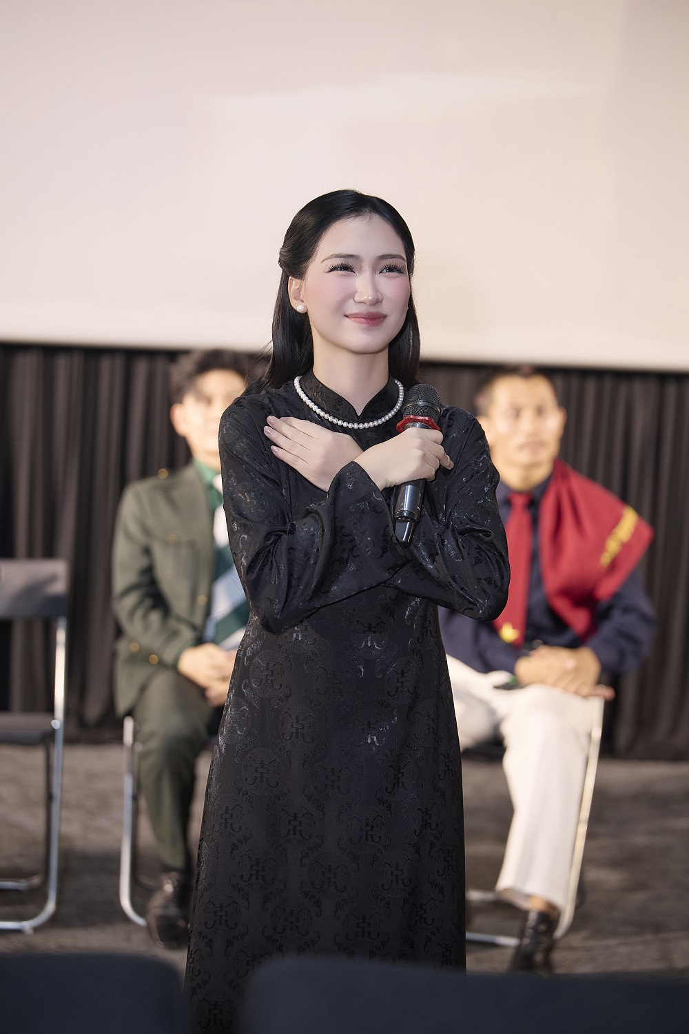 Hòa Minzy và tấm lòng tri ân Mẹ Việt Nam Anh hùng qua “Nỗi đau giữa hòa bình” - ảnh 6
