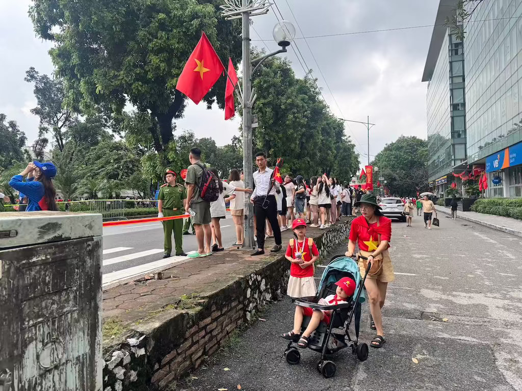 Thời tiết đẹp, người dân hào hứng đổ về xem sơ duyệt diễu binh, diễu hành - ảnh 3