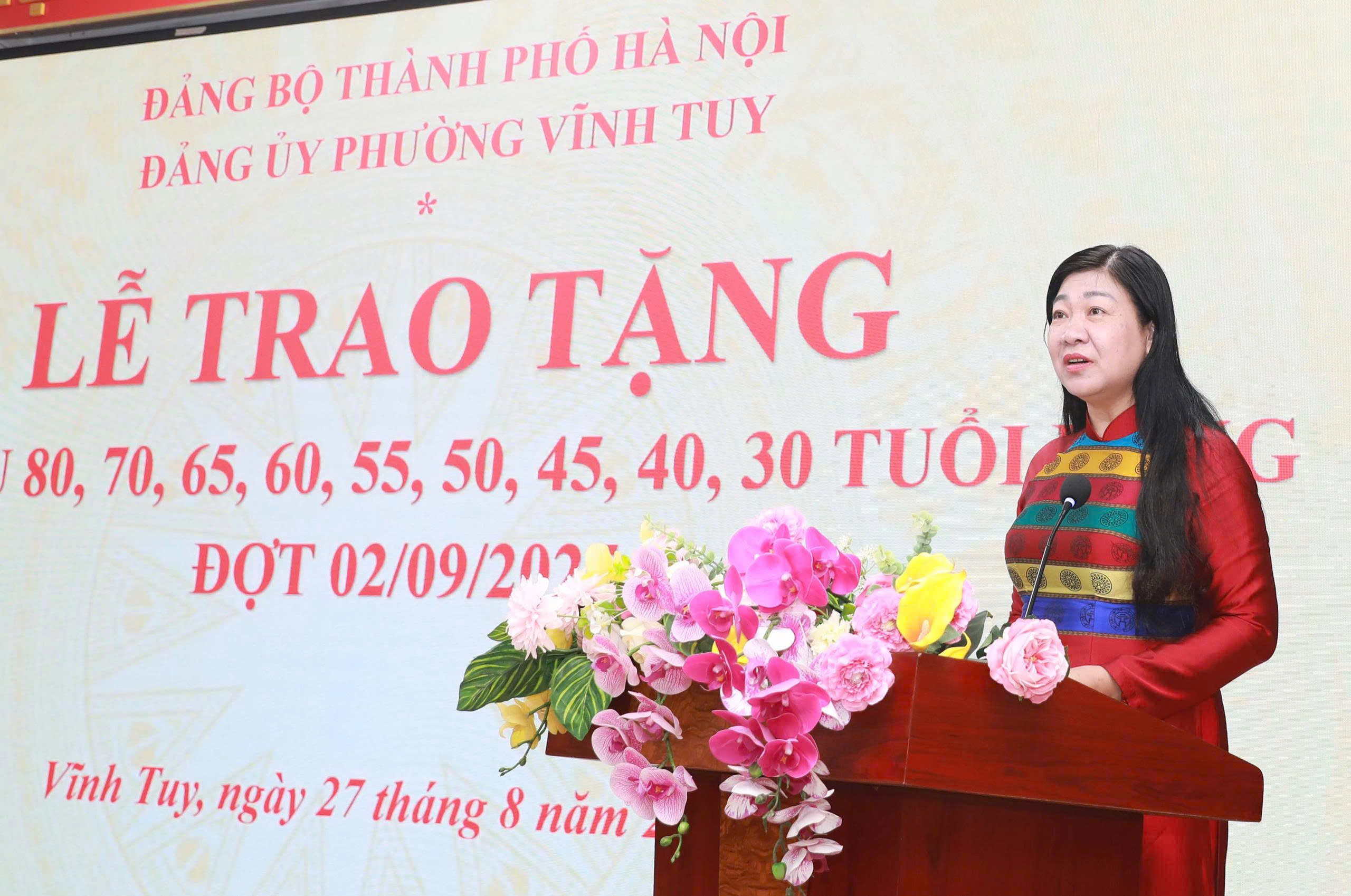 Chủ tịch Ủy ban MTTQ Việt Nam TP Hà Nội Nguyễn Lan Hương dự Lễ trao Huy hiệu Đảng phường Vĩnh Tuy - ảnh 3