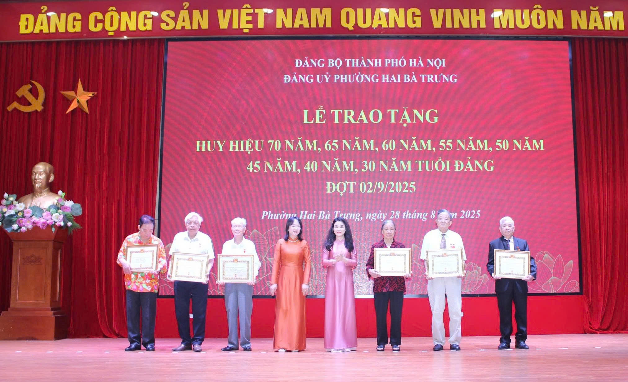 124 đảng viên Phường Hai Bà Trưng được trao tặng Huy hiệu Đảng - ảnh 3