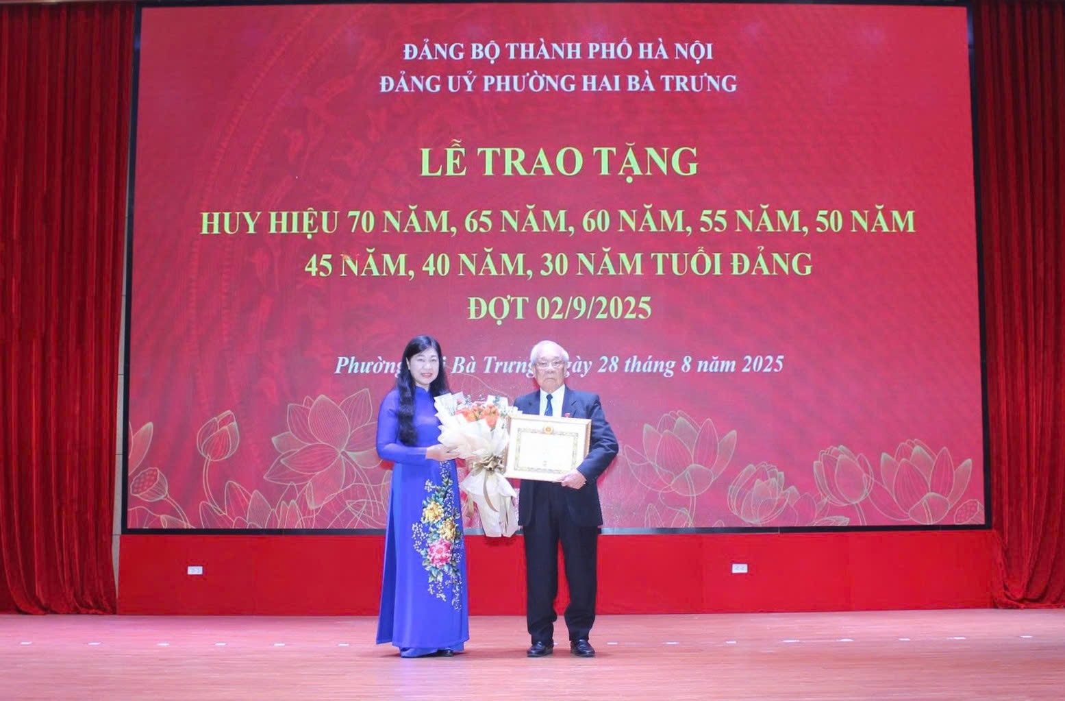 124 đảng viên Phường Hai Bà Trưng được trao tặng Huy hiệu Đảng - ảnh 2