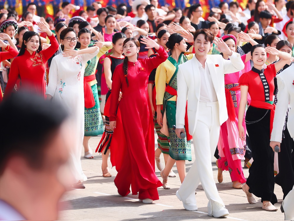 Sao mai Nguyễn Thu Hằng kể tim đập bồi hồi, khóe mắt rưng rưng khi hát ở Lễ kỷ niệm 80 năm Quốc khánh 2/9 - ảnh 4
