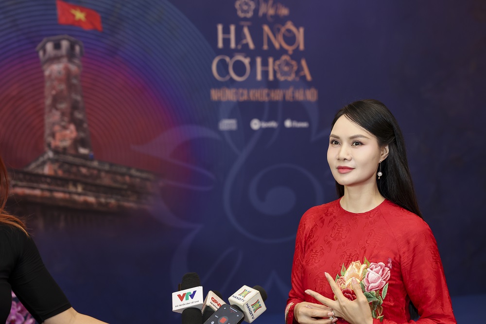 NSND Mai Hoa đưa khán giả “dạo chơi”, thưởng thức vị thu Hà Nội với album “Hà Nội cờ hoa” - ảnh 1
