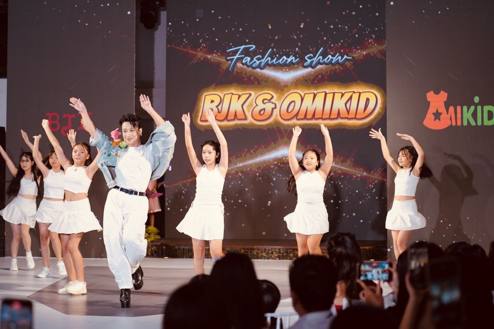 “Em bé chất” làm vedette, khuấy động sàn diễn thời trang nhí - ảnh 12