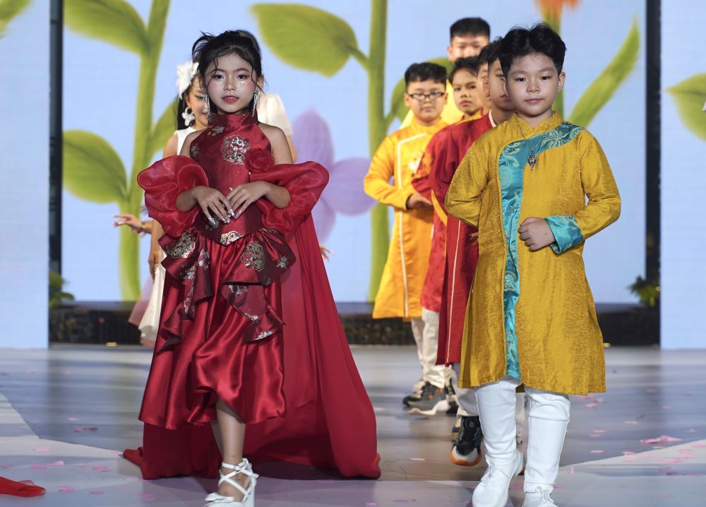 “Em bé chất” làm vedette, khuấy động sàn diễn thời trang nhí - ảnh 4