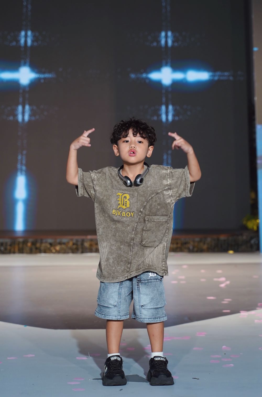 “Em bé chất” làm vedette, khuấy động sàn diễn thời trang nhí - ảnh 11